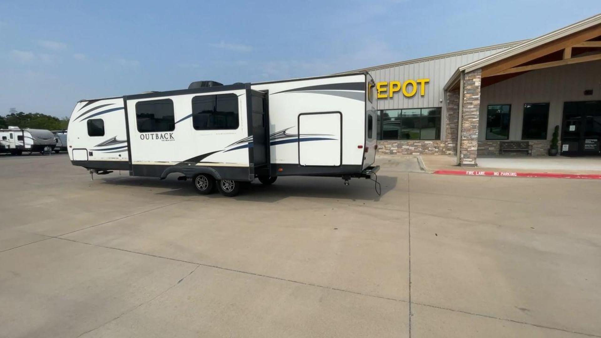 2018 KEYSTONE OUTBACK 320UBH (4YDT32025JB) , Length: 36.67 ft. | Dry Weight: 6,520 lbs. | Gross Weight: 8,500 lbs. | Slides: 1 transmission, located at 4319 N Main St, Cleburne, TX, 76033, (817) 678-5133, 32.385960, -97.391212 - Photo#7