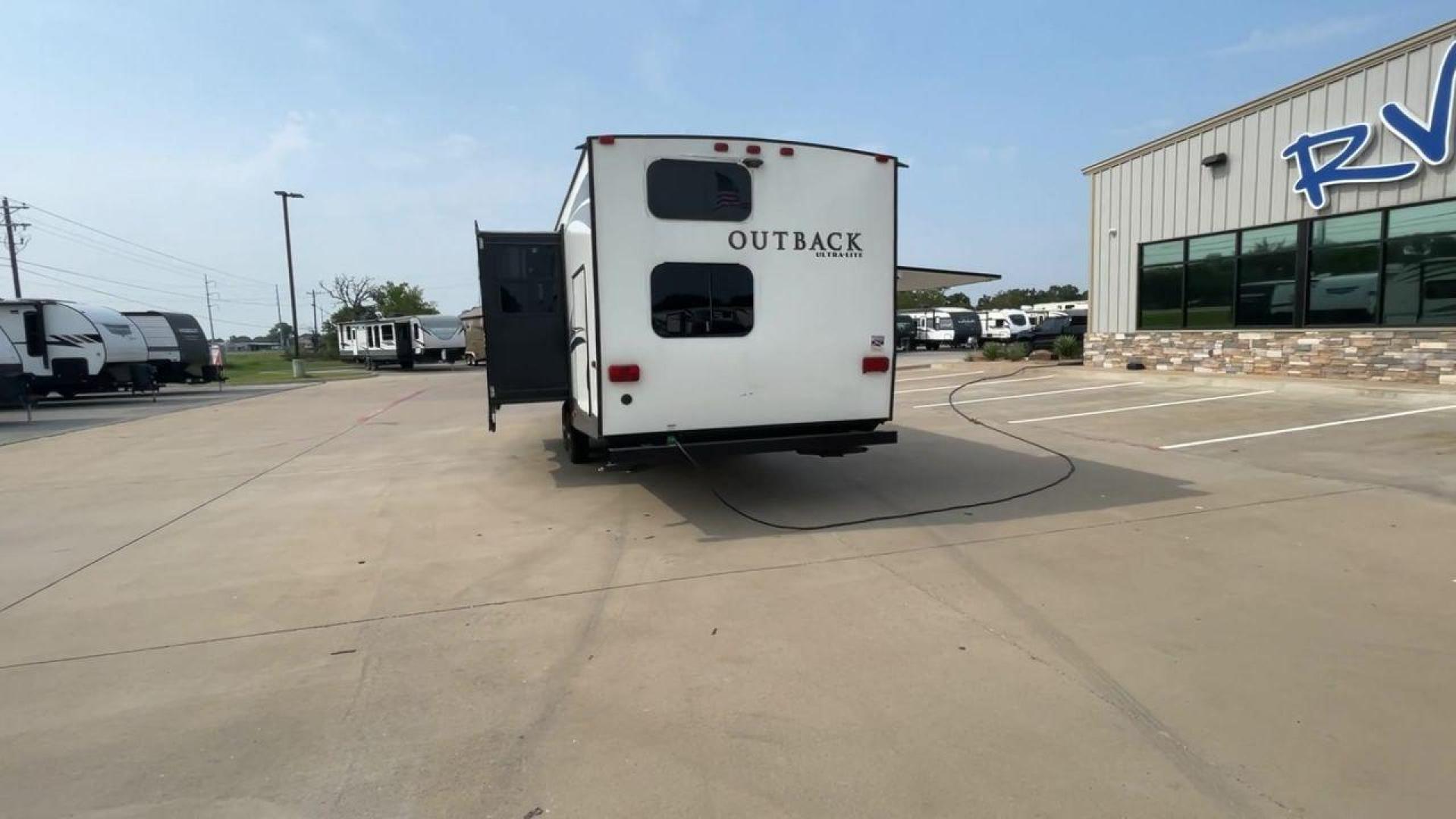 2018 KEYSTONE OUTBACK 320UBH (4YDT32025JB) , Length: 36.67 ft. | Dry Weight: 6,520 lbs. | Gross Weight: 8,500 lbs. | Slides: 1 transmission, located at 4319 N Main St, Cleburne, TX, 76033, (817) 678-5133, 32.385960, -97.391212 - Photo#8