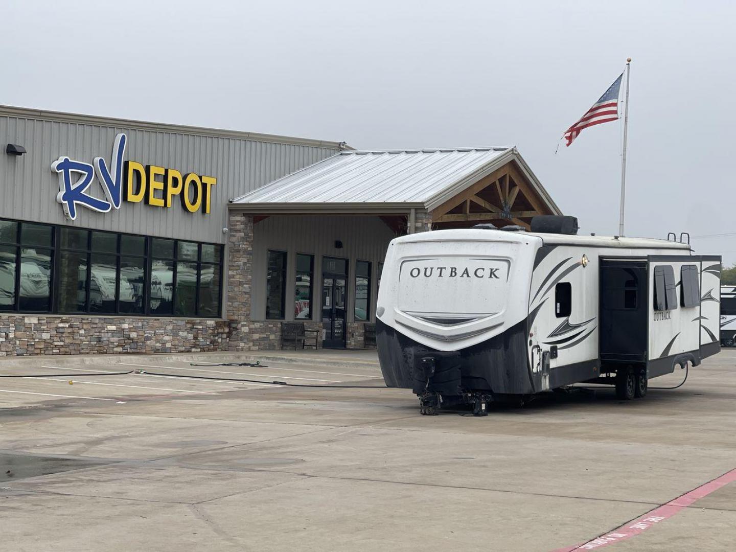 2018 WHITE KEYSTONE OUTBACK 325BH - (4YDT32522JB) , Length: 37.42 ft. | Dry Weight: 8,428 lbs. | Gross Weight: 10,500 lbs. | Slides: 3 transmission, located at 4319 N Main St, Cleburne, TX, 76033, (817) 678-5133, 32.385960, -97.391212 - Photo#0