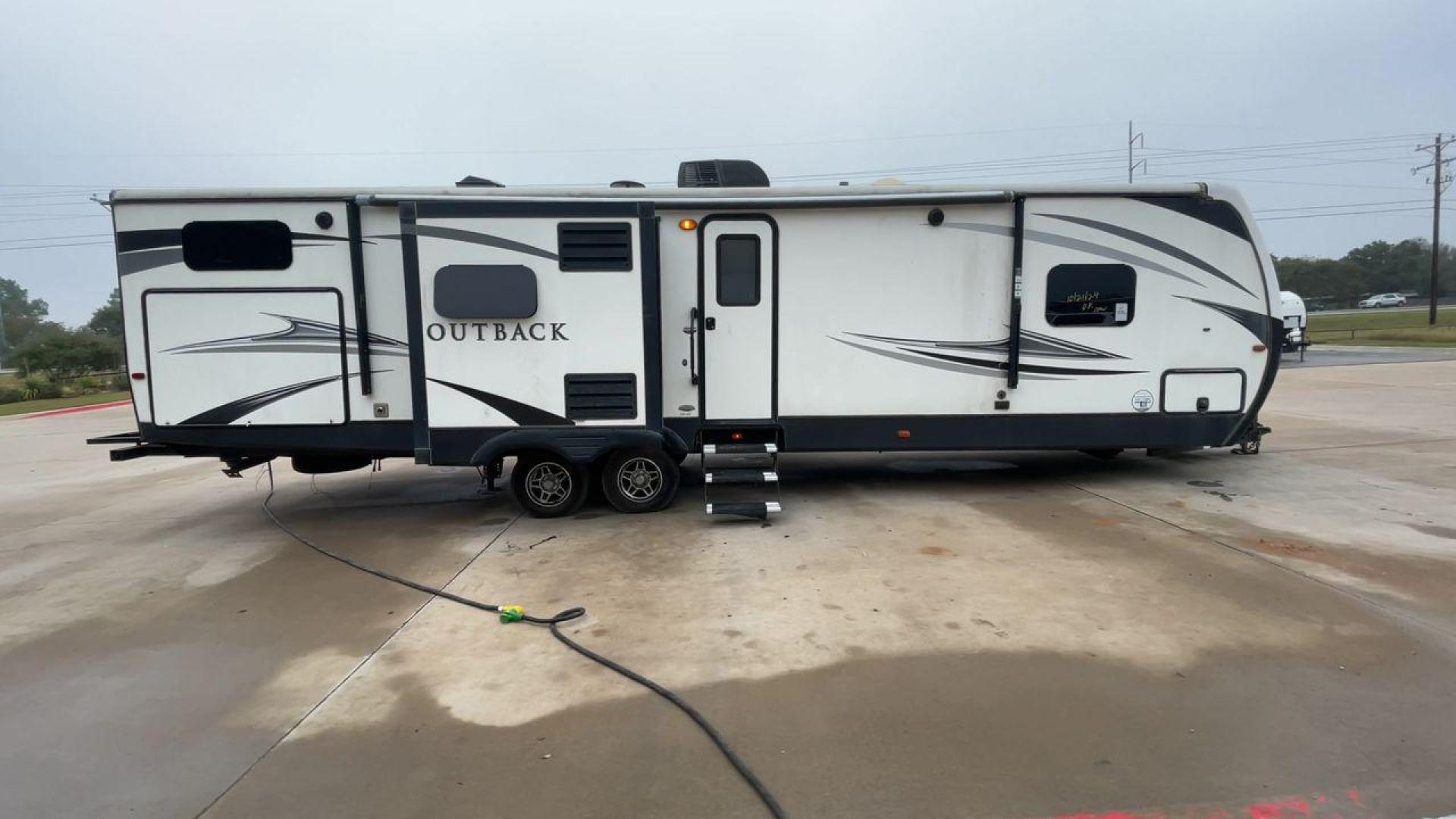 2018 WHITE KEYSTONE OUTBACK 325BH - (4YDT32522JB) , Length: 37.42 ft. | Dry Weight: 8,428 lbs. | Gross Weight: 10,500 lbs. | Slides: 3 transmission, located at 4319 N Main St, Cleburne, TX, 76033, (817) 678-5133, 32.385960, -97.391212 - Photo#2