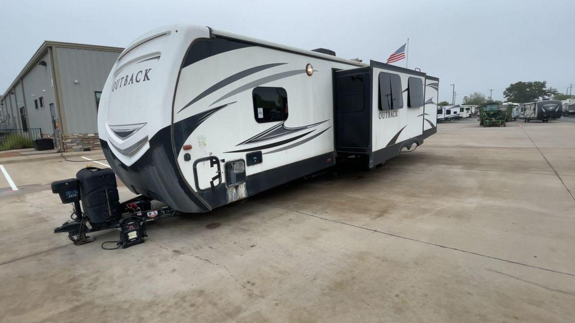 2018 WHITE KEYSTONE OUTBACK 325BH - (4YDT32522JB) , Length: 37.42 ft. | Dry Weight: 8,428 lbs. | Gross Weight: 10,500 lbs. | Slides: 3 transmission, located at 4319 N Main St, Cleburne, TX, 76033, (817) 678-5133, 32.385960, -97.391212 - Photo#5