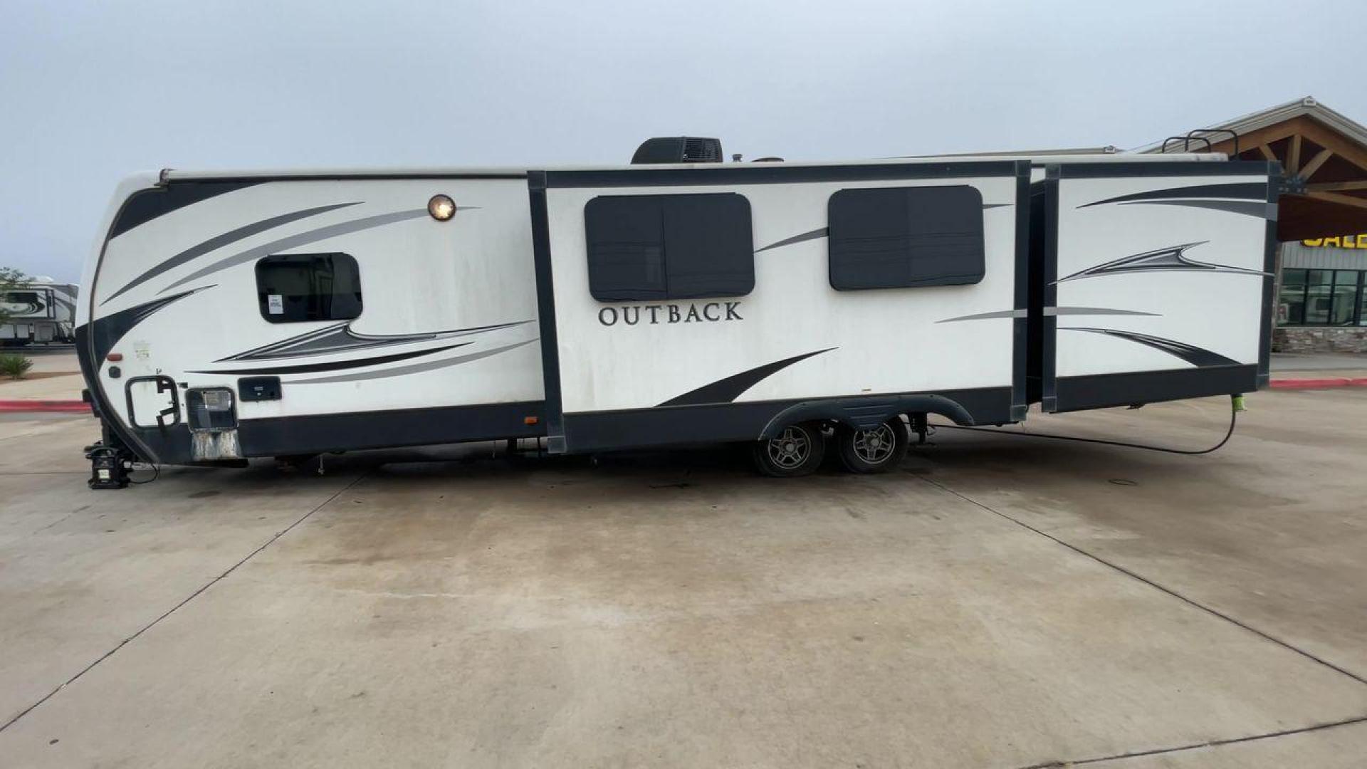 2018 WHITE KEYSTONE OUTBACK 325BH - (4YDT32522JB) , Length: 37.42 ft. | Dry Weight: 8,428 lbs. | Gross Weight: 10,500 lbs. | Slides: 3 transmission, located at 4319 N Main St, Cleburne, TX, 76033, (817) 678-5133, 32.385960, -97.391212 - Photo#6