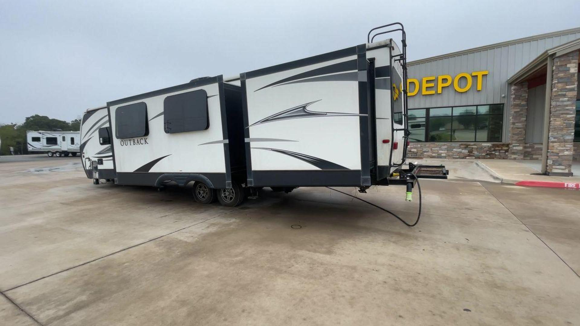 2018 WHITE KEYSTONE OUTBACK 325BH - (4YDT32522JB) , Length: 37.42 ft. | Dry Weight: 8,428 lbs. | Gross Weight: 10,500 lbs. | Slides: 3 transmission, located at 4319 N Main St, Cleburne, TX, 76033, (817) 678-5133, 32.385960, -97.391212 - Photo#7