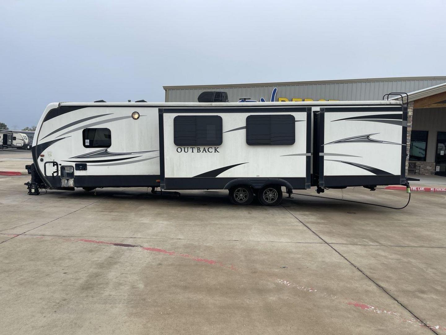 2018 WHITE KEYSTONE OUTBACK 325BH - (4YDT32522JB) , Length: 37.42 ft. | Dry Weight: 8,428 lbs. | Gross Weight: 10,500 lbs. | Slides: 3 transmission, located at 4319 N Main St, Cleburne, TX, 76033, (817) 678-5133, 32.385960, -97.391212 - Photo#23