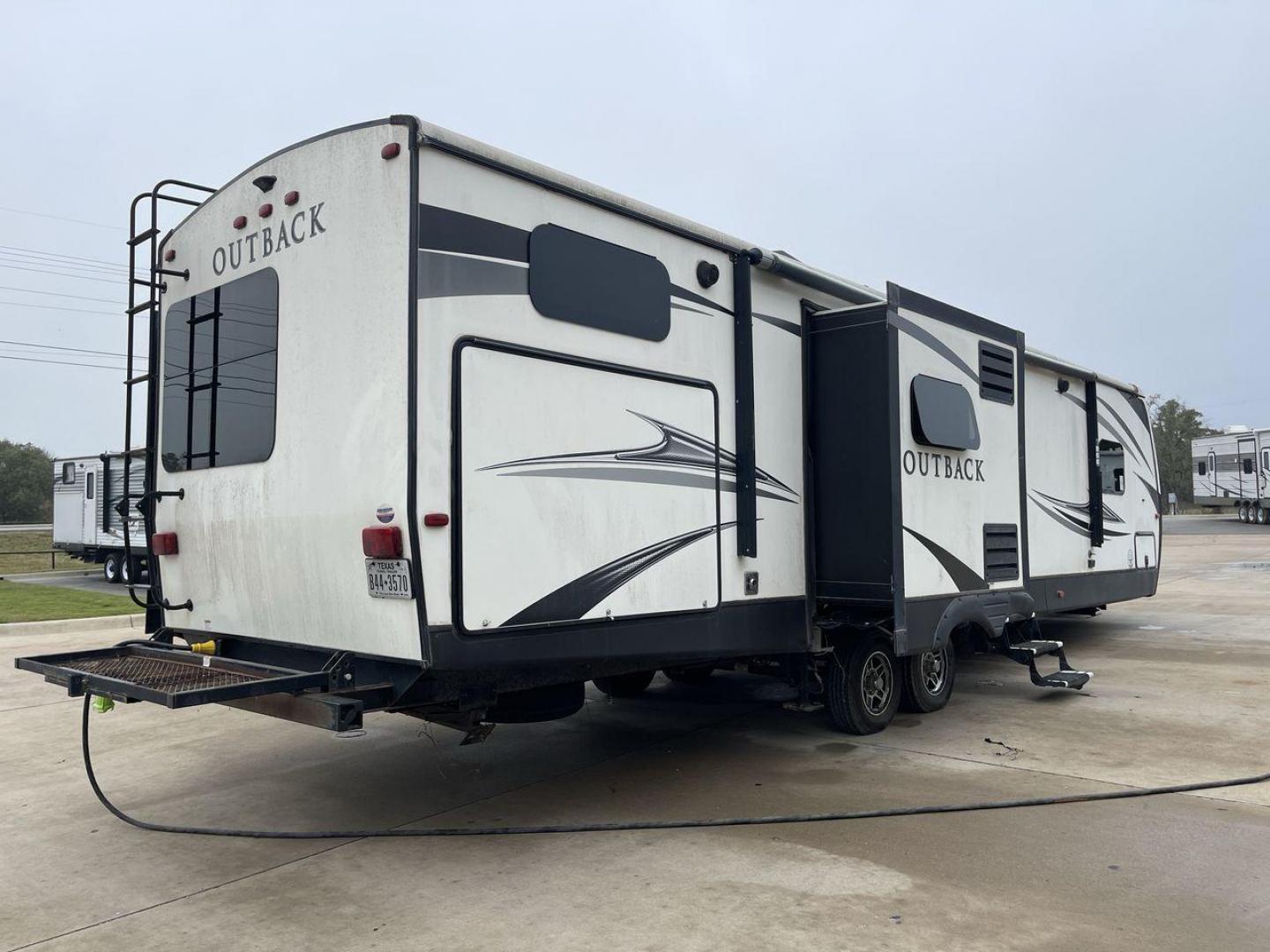 2018 WHITE KEYSTONE OUTBACK 325BH - (4YDT32522JB) , Length: 37.42 ft. | Dry Weight: 8,428 lbs. | Gross Weight: 10,500 lbs. | Slides: 3 transmission, located at 4319 N Main St, Cleburne, TX, 76033, (817) 678-5133, 32.385960, -97.391212 - Photo#24