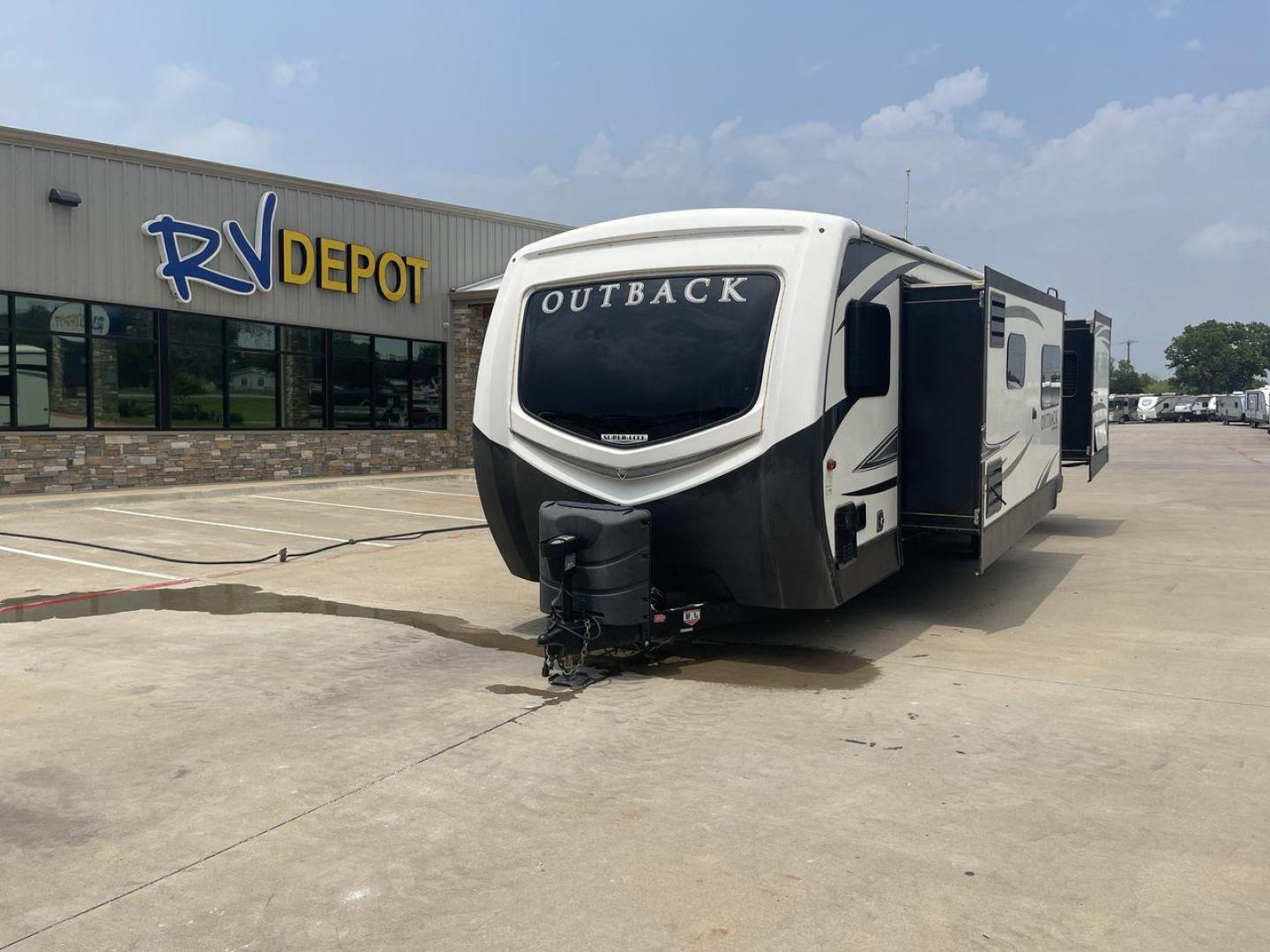 2018 KEYSTONE OUTBACK 332FK (4YDT33226JB) , located at 4319 N Main St, Cleburne, TX, 76033, (817) 678-5133, 32.385960, -97.391212 - Photo#0