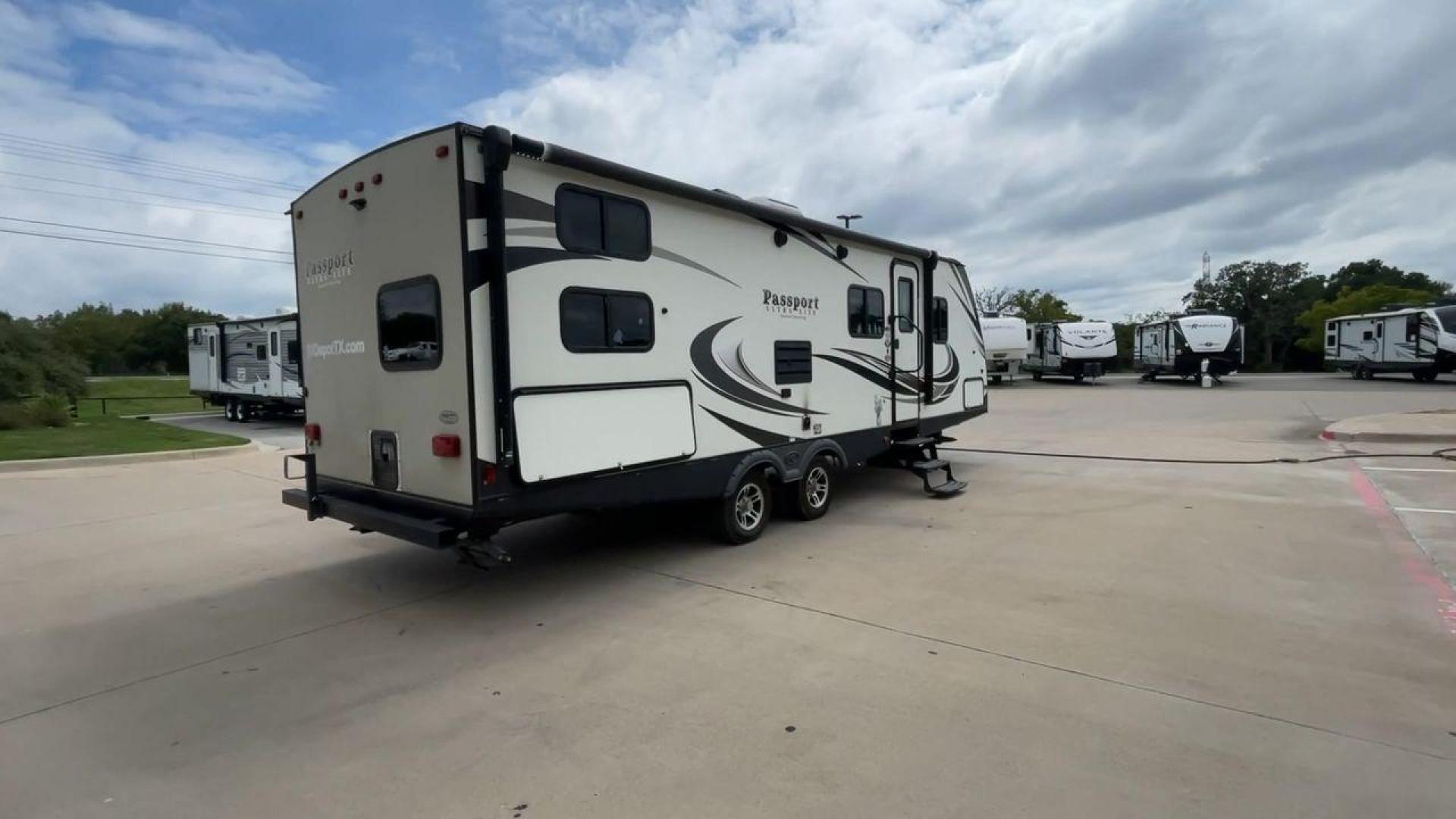 2018 KEYSTONE PASSPORT 2670BH (4YDT2672XJD) , Length: 30.5 ft. | Dry Weight: 5,085 lbs. | Gross Weight: 6,960 lbs. | Slides: 1 transmission, located at 4319 N Main St, Cleburne, TX, 76033, (817) 678-5133, 32.385960, -97.391212 - Looking for a lightweight travel trailer suitable for large families? Check out this 2018 Keystone Passport 2670BH! This camper measures 30.5 ft. in length and 10.67 ft. in height. It has a dry weight of 5,085 lbs. and a GVWR of 6,960 lbs. It has a 625 lb. hitch weight, making it easy and managea - Photo#1