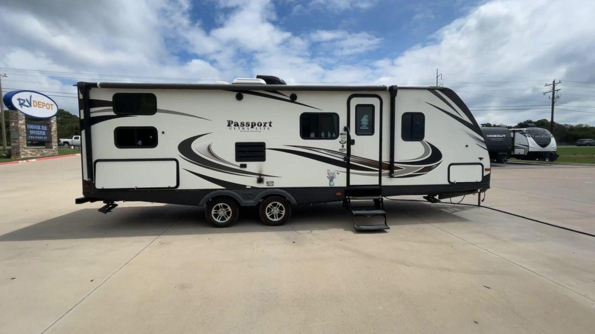 2018 KEYSTONE PASSPORT 2670BH (4YDT2672XJD) , Length: 30.5 ft. | Dry Weight: 5,085 lbs. | Gross Weight: 6,960 lbs. | Slides: 1 transmission, located at 4319 N Main St, Cleburne, TX, 76033, (817) 678-5133, 32.385960, -97.391212 - Looking for a lightweight travel trailer suitable for large families? Check out this 2018 Keystone Passport 2670BH! This camper measures 30.5 ft. in length and 10.67 ft. in height. It has a dry weight of 5,085 lbs. and a GVWR of 6,960 lbs. It has a 625 lb. hitch weight, making it easy and managea - Photo#2