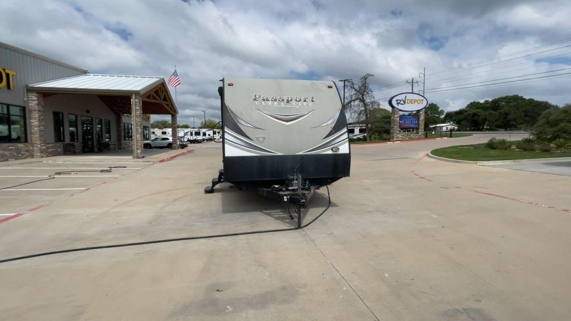 2018 KEYSTONE PASSPORT 2670BH (4YDT2672XJD) , Length: 30.5 ft. | Dry Weight: 5,085 lbs. | Gross Weight: 6,960 lbs. | Slides: 1 transmission, located at 4319 N Main St, Cleburne, TX, 76033, (817) 678-5133, 32.385960, -97.391212 - Looking for a lightweight travel trailer suitable for large families? Check out this 2018 Keystone Passport 2670BH! This camper measures 30.5 ft. in length and 10.67 ft. in height. It has a dry weight of 5,085 lbs. and a GVWR of 6,960 lbs. It has a 625 lb. hitch weight, making it easy and managea - Photo#4