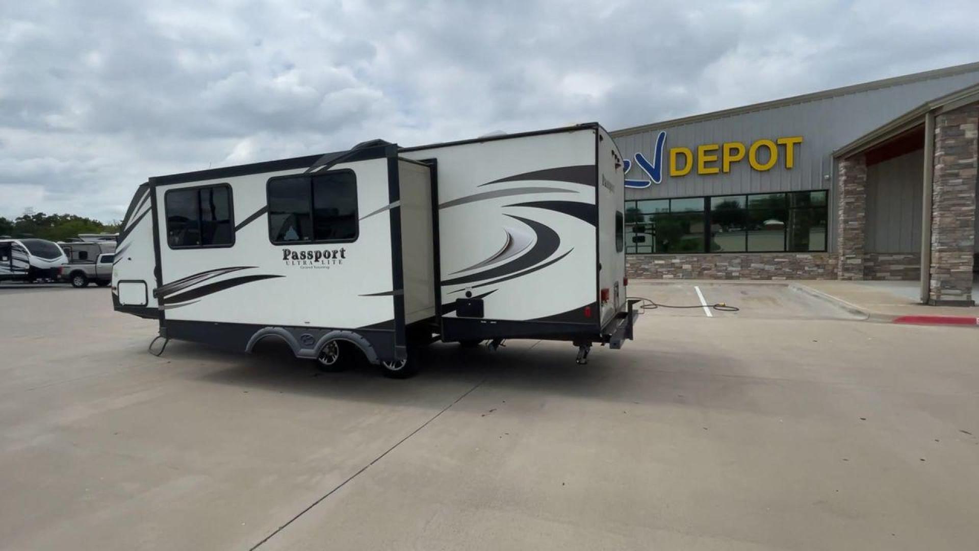 2018 KEYSTONE PASSPORT 2670BH (4YDT2672XJD) , Length: 30.5 ft. | Dry Weight: 5,085 lbs. | Gross Weight: 6,960 lbs. | Slides: 1 transmission, located at 4319 N Main St, Cleburne, TX, 76033, (817) 678-5133, 32.385960, -97.391212 - Looking for a lightweight travel trailer suitable for large families? Check out this 2018 Keystone Passport 2670BH! This camper measures 30.5 ft. in length and 10.67 ft. in height. It has a dry weight of 5,085 lbs. and a GVWR of 6,960 lbs. It has a 625 lb. hitch weight, making it easy and managea - Photo#7