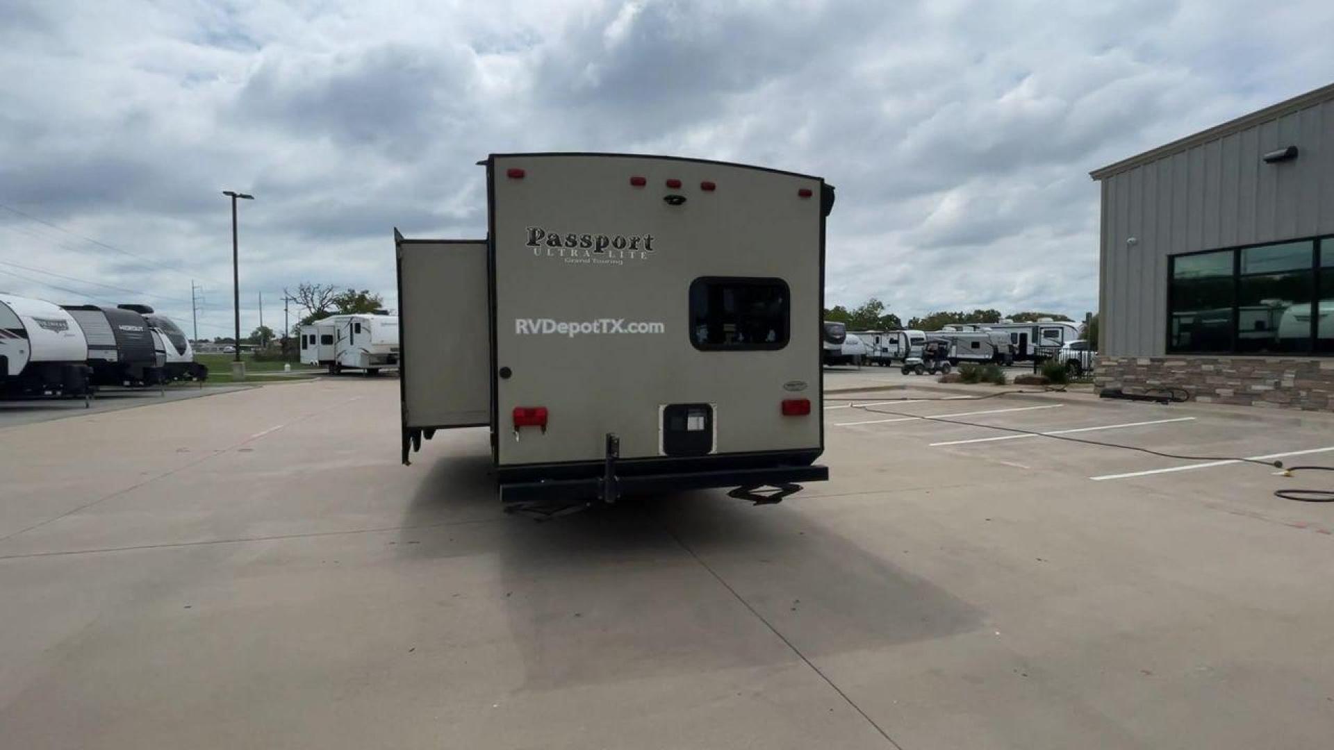 2018 KEYSTONE PASSPORT 2670BH (4YDT2672XJD) , Length: 30.5 ft. | Dry Weight: 5,085 lbs. | Gross Weight: 6,960 lbs. | Slides: 1 transmission, located at 4319 N Main St, Cleburne, TX, 76033, (817) 678-5133, 32.385960, -97.391212 - Looking for a lightweight travel trailer suitable for large families? Check out this 2018 Keystone Passport 2670BH! This camper measures 30.5 ft. in length and 10.67 ft. in height. It has a dry weight of 5,085 lbs. and a GVWR of 6,960 lbs. It has a 625 lb. hitch weight, making it easy and managea - Photo#8