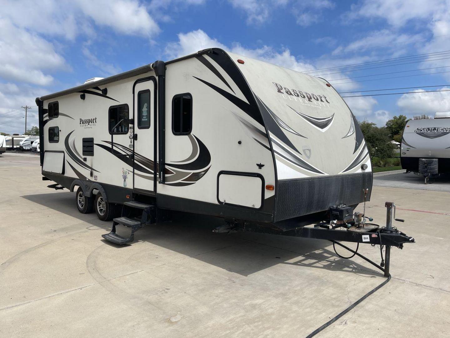 2018 KEYSTONE PASSPORT 2670BH (4YDT2672XJD) , Length: 30.5 ft. | Dry Weight: 5,085 lbs. | Gross Weight: 6,960 lbs. | Slides: 1 transmission, located at 4319 N Main St, Cleburne, TX, 76033, (817) 678-5133, 32.385960, -97.391212 - Looking for a lightweight travel trailer suitable for large families? Check out this 2018 Keystone Passport 2670BH! This camper measures 30.5 ft. in length and 10.67 ft. in height. It has a dry weight of 5,085 lbs. and a GVWR of 6,960 lbs. It has a 625 lb. hitch weight, making it easy and managea - Photo#23