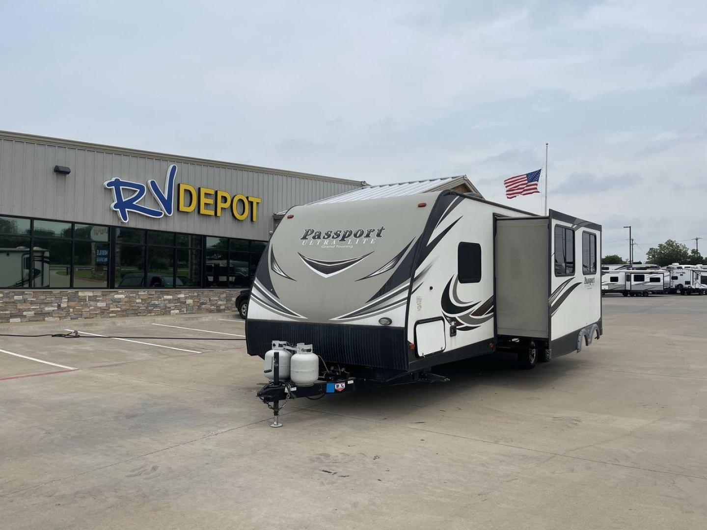 2018 KEYSTONE PASSPORT 2810BH (4YDT28129JT) , Length: 31.83 ft. | Dry Weight: 5,145 lbs. | Gross Weight: 7,200 lbs. | Slides: 1 transmission, located at 4319 N Main St, Cleburne, TX, 76033, (817) 678-5133, 32.385960, -97.391212 - Start a new adventure with your family today and own this 2018 Keystone Passport 2810BH that offers convenience, comfort, and functionality. This unit measure 31.10 ft in length and 10.8 ft in height. It has a dry weight of 5,350 lbs, a cargo weight of 1,850 lbs, and a hitch weight of 565 lbs. - Photo#0