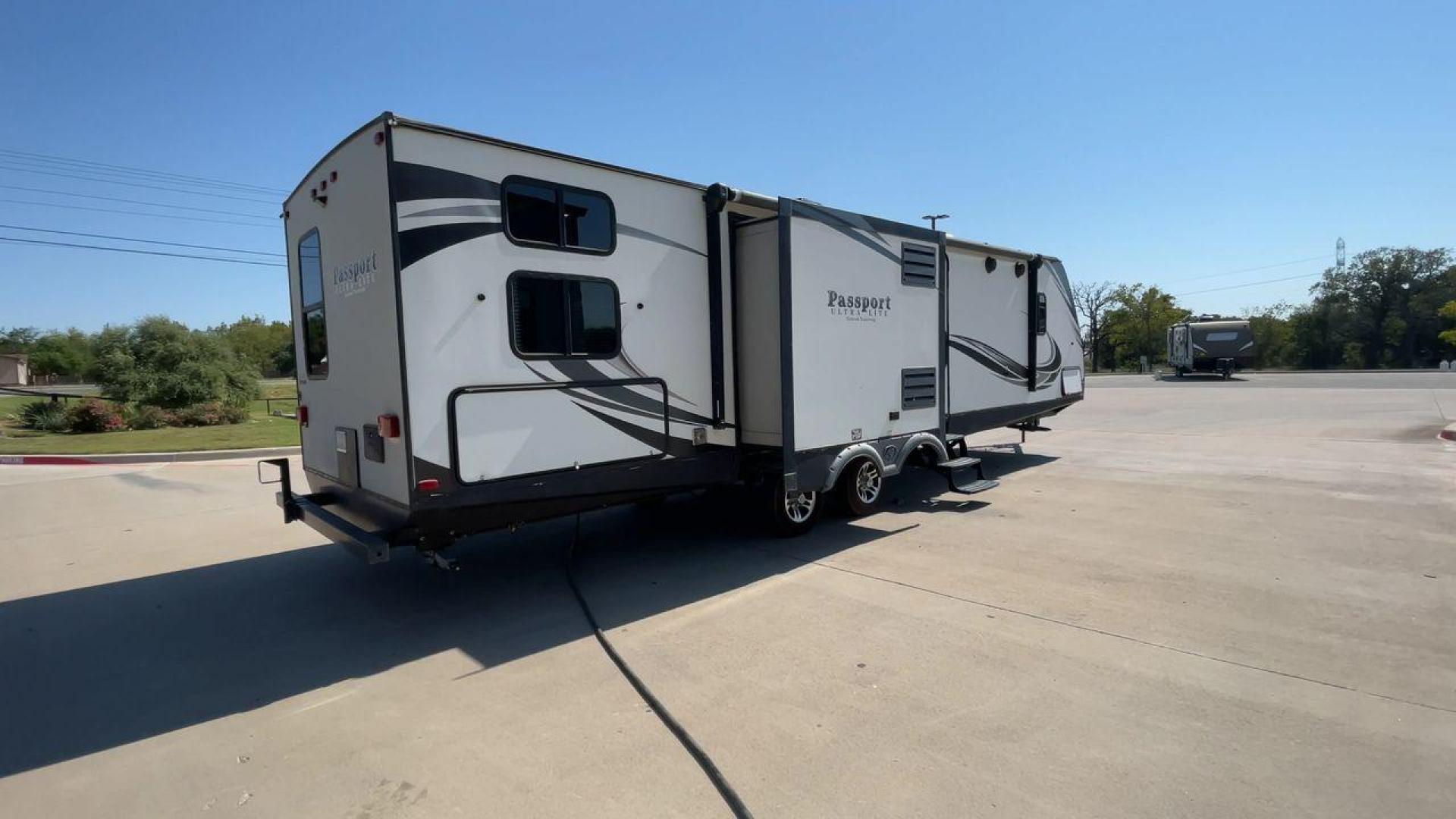 2018 KEYSTONE PASSPORT 3320BH (4YDT33221JT) , Length: 36.83 ft. | Dry Weight: 6,586 lbs. | Gross Weight: 8,000 lbs. | Slides: 3 transmission, located at 4319 N Main St, Cleburne, TX, 76033, (817) 678-5133, 32.385960, -97.391212 - Photo#1