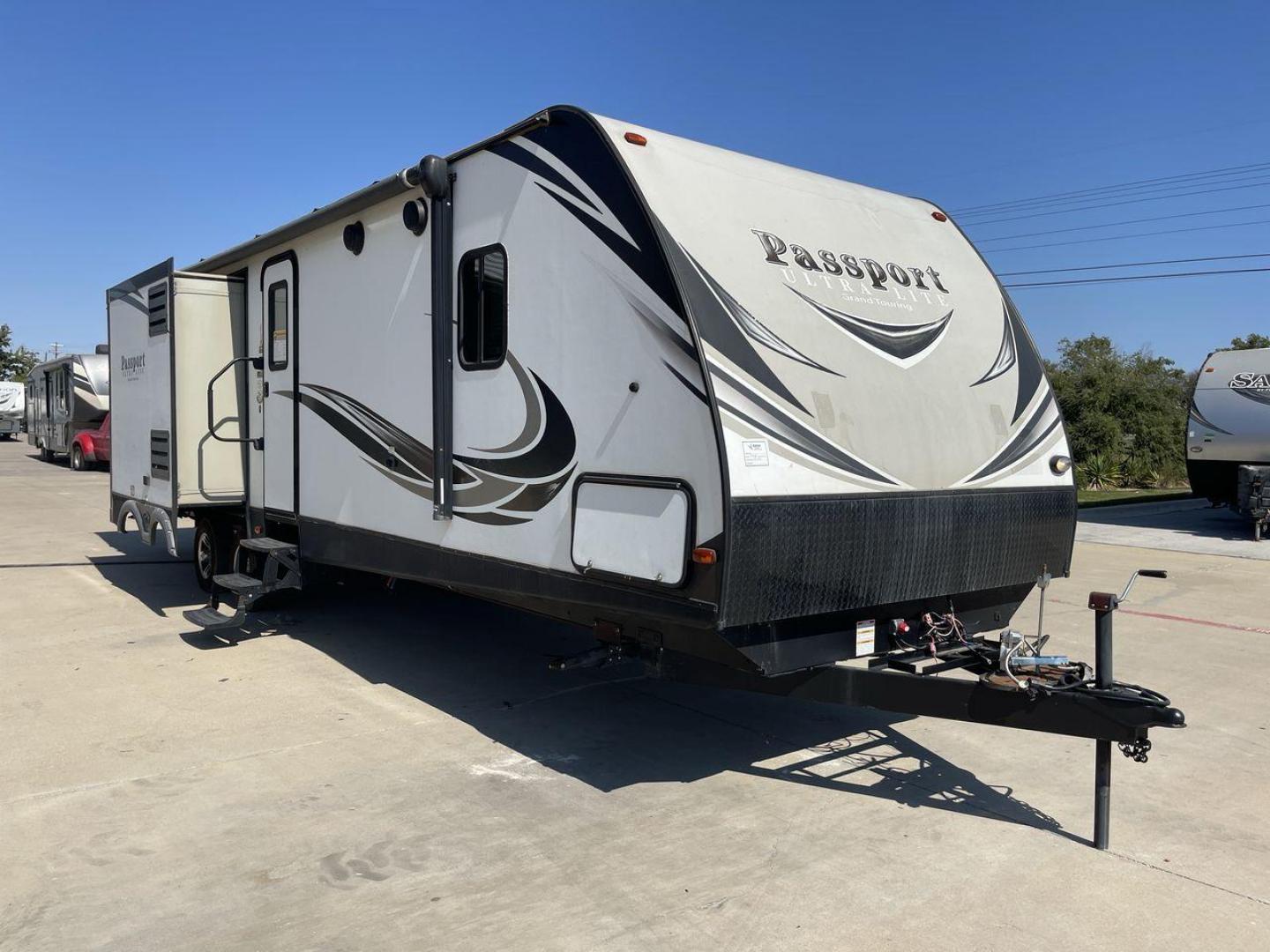 2018 KEYSTONE PASSPORT 3320BH (4YDT33221JT) , Length: 36.83 ft. | Dry Weight: 6,586 lbs. | Gross Weight: 8,000 lbs. | Slides: 3 transmission, located at 4319 N Main St, Cleburne, TX, 76033, (817) 678-5133, 32.385960, -97.391212 - Photo#23