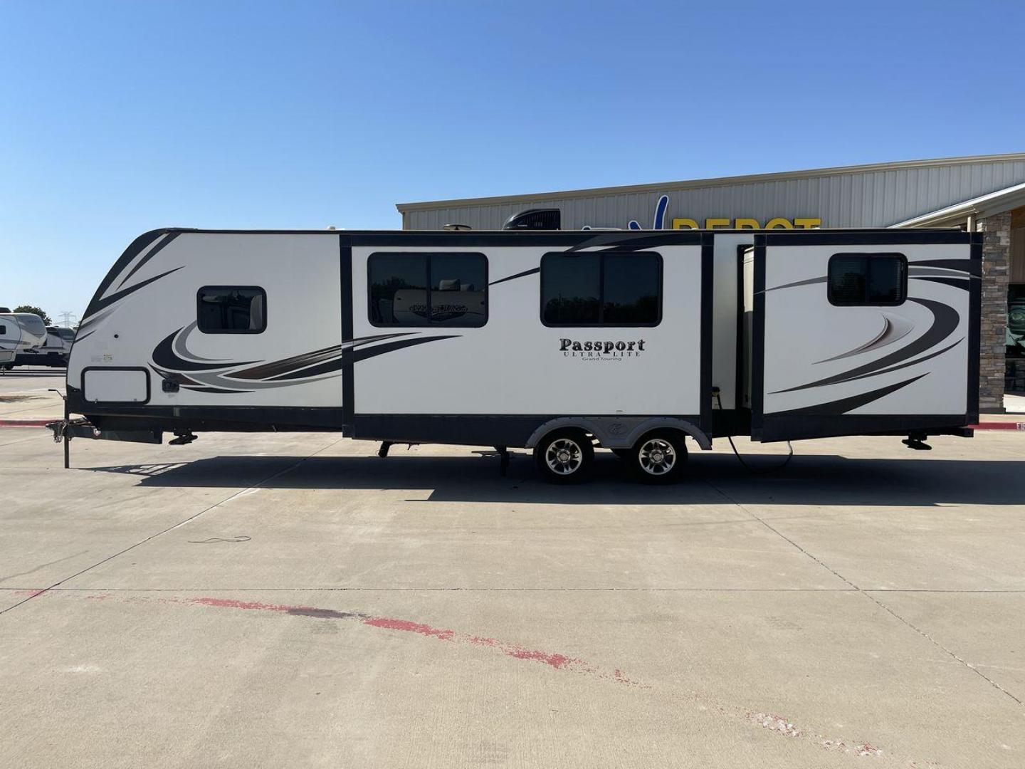 2018 KEYSTONE PASSPORT 3320BH (4YDT33221JT) , Length: 36.83 ft. | Dry Weight: 6,586 lbs. | Gross Weight: 8,000 lbs. | Slides: 3 transmission, located at 4319 N Main St, Cleburne, TX, 76033, (817) 678-5133, 32.385960, -97.391212 - Photo#24