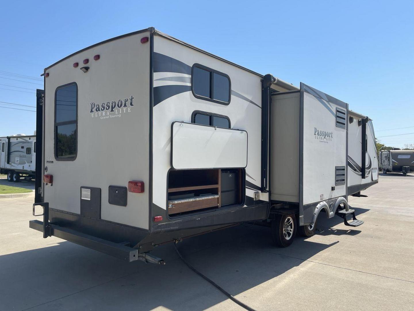 2018 KEYSTONE PASSPORT 3320BH (4YDT33221JT) , Length: 36.83 ft. | Dry Weight: 6,586 lbs. | Gross Weight: 8,000 lbs. | Slides: 3 transmission, located at 4319 N Main St, Cleburne, TX, 76033, (817) 678-5133, 32.385960, -97.391212 - The 2018 Keystone Passport 3320BH is a spacious and lightweight travel trailer. With an overall length of 36.83 feet and a dry weight of 6,586 lbs, this unit is easy to tow while still offering plenty of space and amenities. The gross weight capacity is 8,000 lbs, providing ample storage and travel - Photo#25