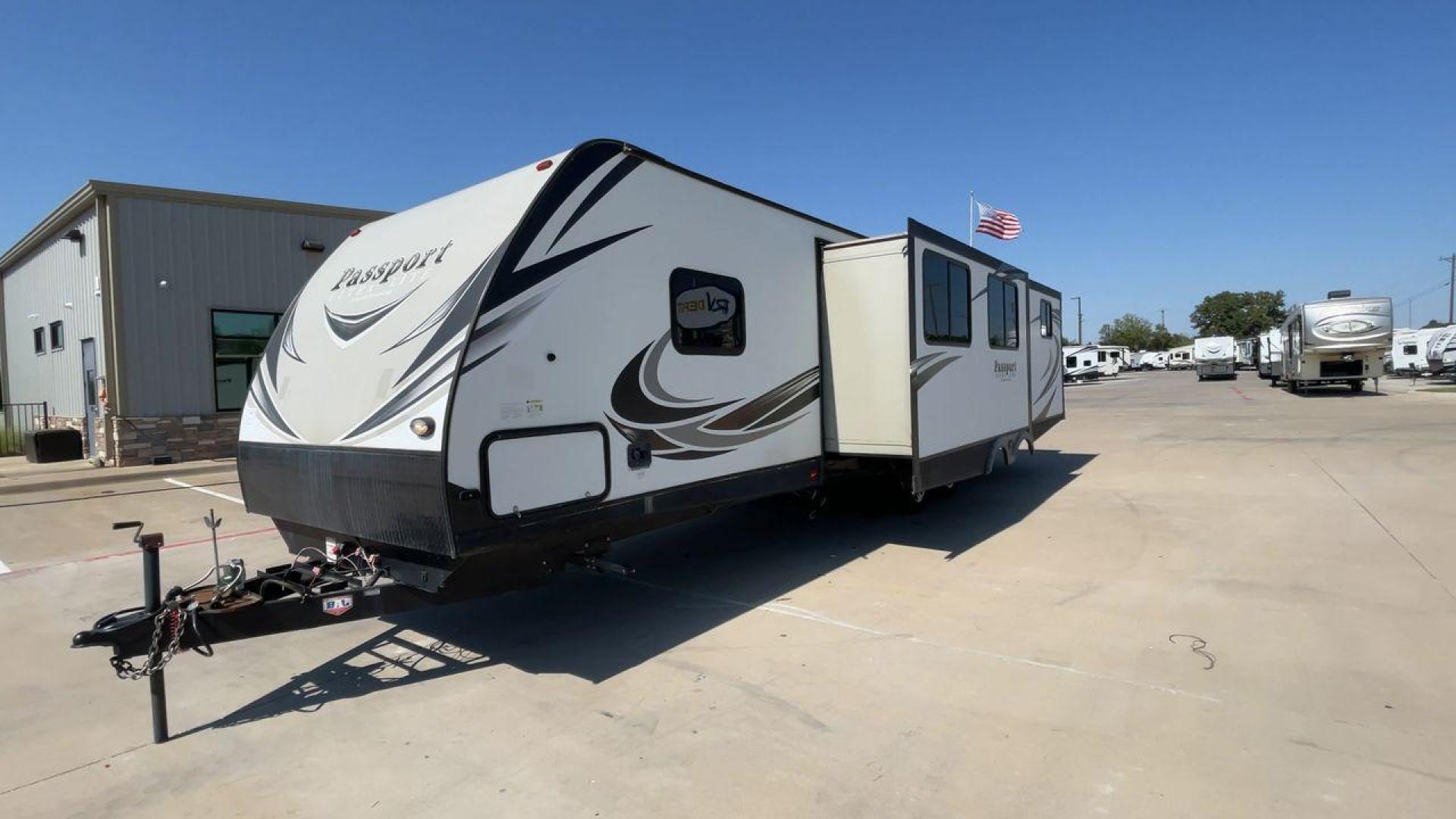 2018 KEYSTONE PASSPORT 3320BH (4YDT33221JT) , Length: 36.83 ft. | Dry Weight: 6,586 lbs. | Gross Weight: 8,000 lbs. | Slides: 3 transmission, located at 4319 N Main St, Cleburne, TX, 76033, (817) 678-5133, 32.385960, -97.391212 - The 2018 Keystone Passport 3320BH is a spacious and lightweight travel trailer. With an overall length of 36.83 feet and a dry weight of 6,586 lbs, this unit is easy to tow while still offering plenty of space and amenities. The gross weight capacity is 8,000 lbs, providing ample storage and travel - Photo#5