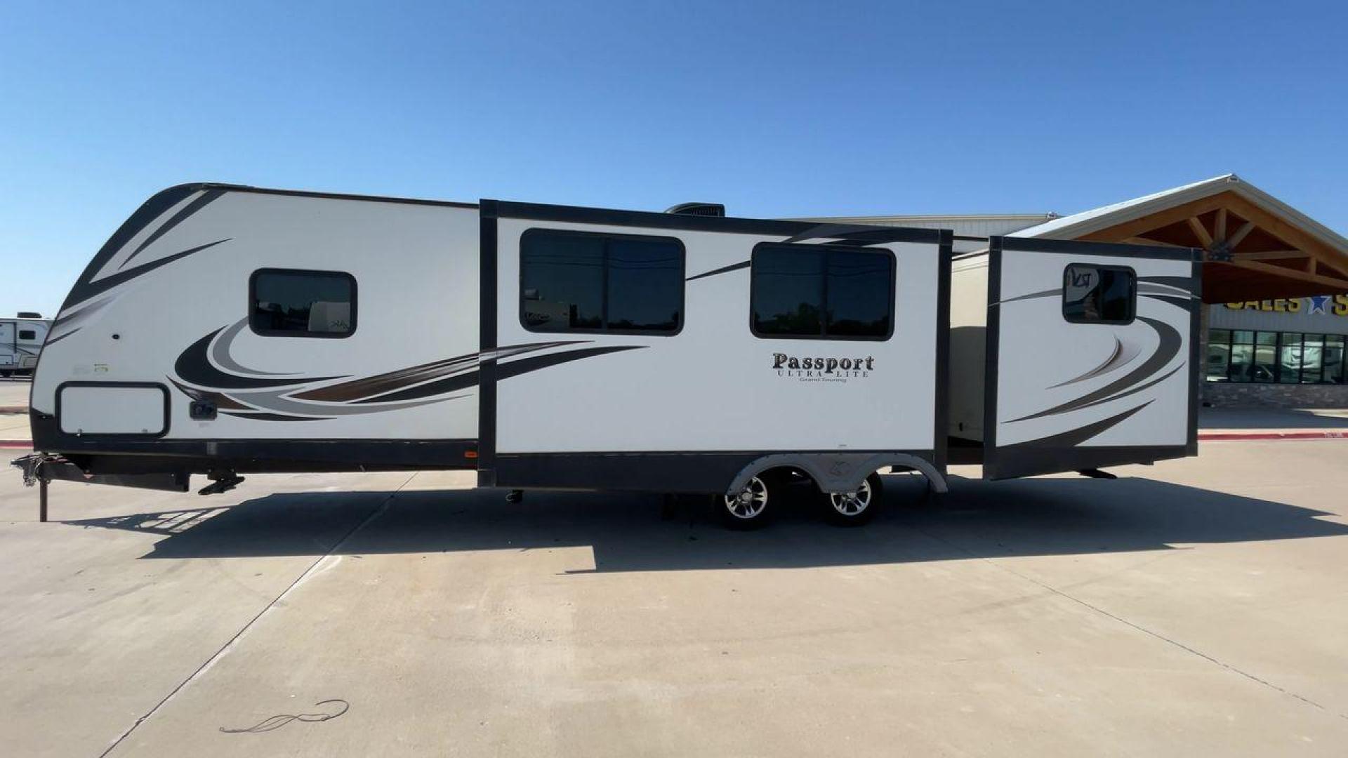 2018 KEYSTONE PASSPORT 3320BH (4YDT33221JT) , Length: 36.83 ft. | Dry Weight: 6,586 lbs. | Gross Weight: 8,000 lbs. | Slides: 3 transmission, located at 4319 N Main St, Cleburne, TX, 76033, (817) 678-5133, 32.385960, -97.391212 - The 2018 Keystone Passport 3320BH is a spacious and lightweight travel trailer. With an overall length of 36.83 feet and a dry weight of 6,586 lbs, this unit is easy to tow while still offering plenty of space and amenities. The gross weight capacity is 8,000 lbs, providing ample storage and travel - Photo#6