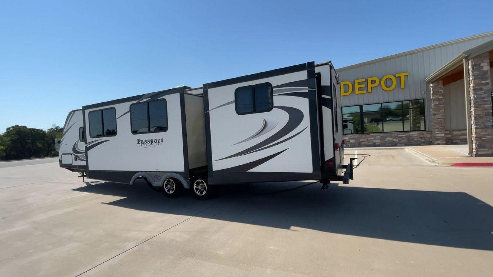 2018 KEYSTONE PASSPORT 3320BH (4YDT33221JT) , Length: 36.83 ft. | Dry Weight: 6,586 lbs. | Gross Weight: 8,000 lbs. | Slides: 3 transmission, located at 4319 N Main St, Cleburne, TX, 76033, (817) 678-5133, 32.385960, -97.391212 - The 2018 Keystone Passport 3320BH is a spacious and lightweight travel trailer. With an overall length of 36.83 feet and a dry weight of 6,586 lbs, this unit is easy to tow while still offering plenty of space and amenities. The gross weight capacity is 8,000 lbs, providing ample storage and travel - Photo#7