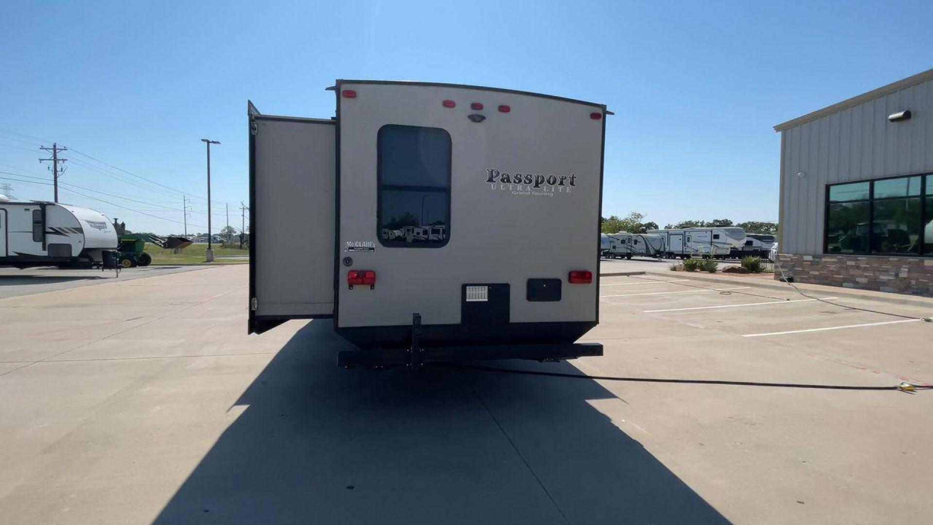 2018 KEYSTONE PASSPORT 3320BH (4YDT33221JT) , Length: 36.83 ft. | Dry Weight: 6,586 lbs. | Gross Weight: 8,000 lbs. | Slides: 3 transmission, located at 4319 N Main St, Cleburne, TX, 76033, (817) 678-5133, 32.385960, -97.391212 - The 2018 Keystone Passport 3320BH is a spacious and lightweight travel trailer. With an overall length of 36.83 feet and a dry weight of 6,586 lbs, this unit is easy to tow while still offering plenty of space and amenities. The gross weight capacity is 8,000 lbs, providing ample storage and travel - Photo#8