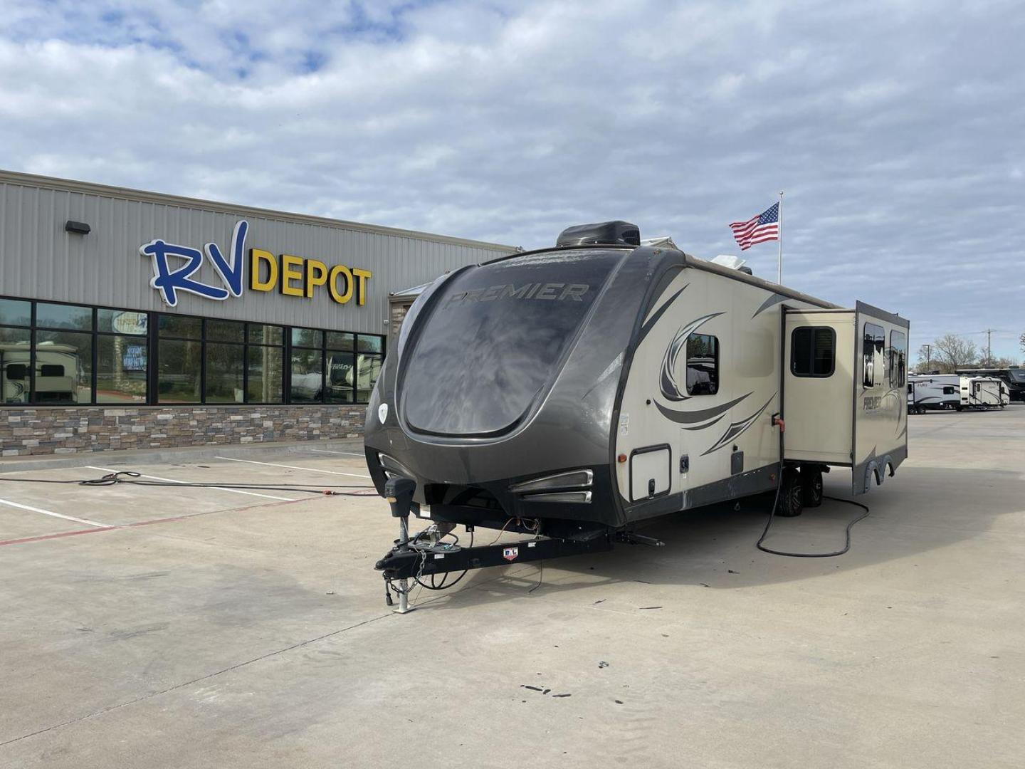 2018 BLACK KEYSTONE PREMIER 30RIPR (4YDT29R22JD) , Length: 35.42 ft. | Dry Weight: 6,675 lbs. | Gross Weight: 8,200 lbs. | Slides: 2 transmission, located at 4319 N Main St, Cleburne, TX, 76033, (817) 678-5133, 32.385960, -97.391212 - Photo#0