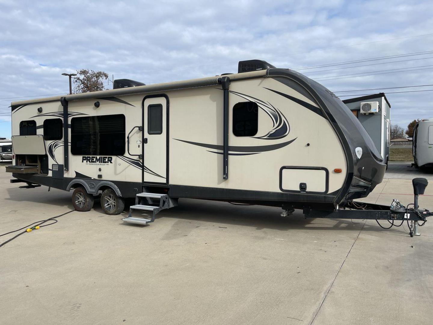 2018 BLACK KEYSTONE PREMIER 30RIPR (4YDT29R22JD) , Length: 35.42 ft. | Dry Weight: 6,675 lbs. | Gross Weight: 8,200 lbs. | Slides: 2 transmission, located at 4319 N Main St, Cleburne, TX, 76033, (817) 678-5133, 32.385960, -97.391212 - Photo#22