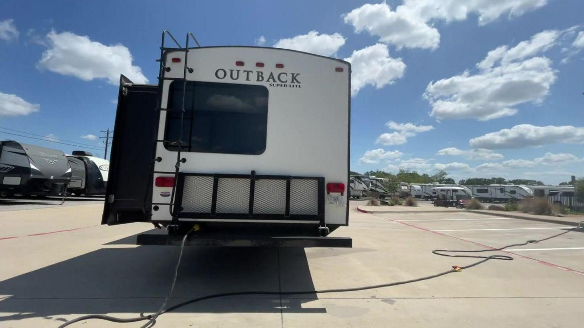 2018 BLACK KEYSTONE RV OUTBACK 325BH (4YDT32520JB) , Length: 37.42 ft. | Dry Weight: 8,428 lbs. | Gross Weight: 10,500 lbs. | Slides: 3 transmission, located at 4319 N Main St, Cleburne, TX, 76033, (817) 678-5133, 32.385960, -97.391212 - With the 2018 Keystone RV Outback 325BH Travel Trailer, unleash your spirit of adventure. Designed to provide families or groups with a roomy and cozy home on wheels, this travel trailer blends contemporary conveniences with tough durability to create a remarkable travel experience. The dimension - Photo#8