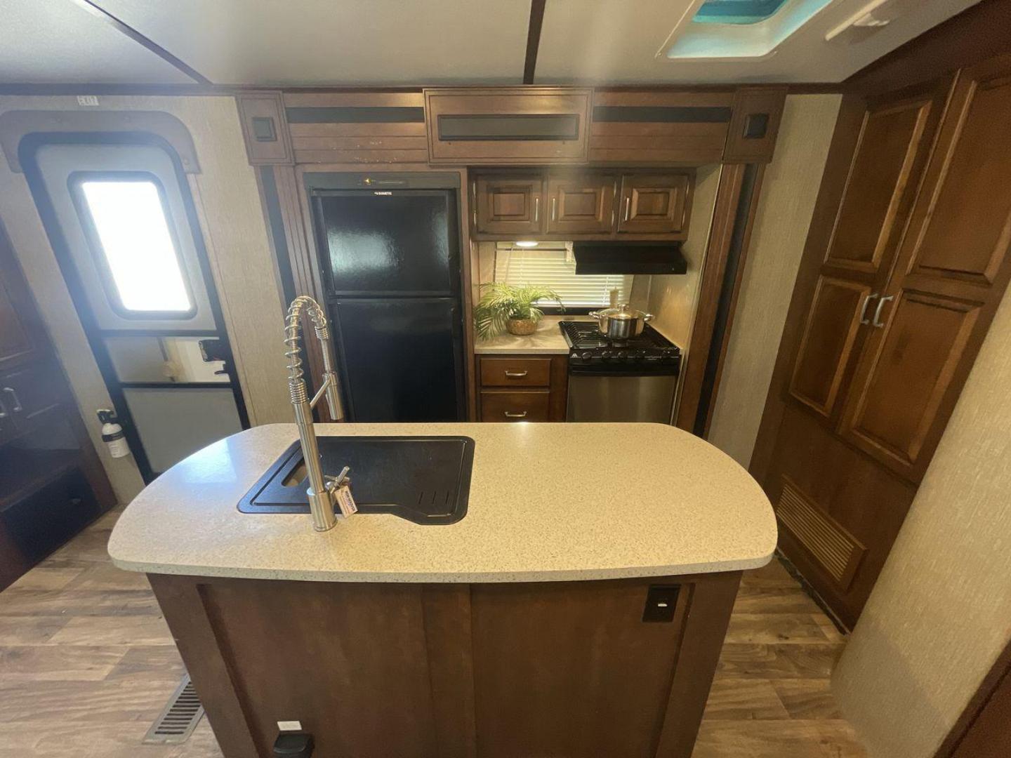 2018 BLACK KEYSTONE RV OUTBACK 325BH (4YDT32520JB) , Length: 37.42 ft. | Dry Weight: 8,428 lbs. | Gross Weight: 10,500 lbs. | Slides: 3 transmission, located at 4319 N Main St, Cleburne, TX, 76033, (817) 678-5133, 32.385960, -97.391212 - With the 2018 Keystone RV Outback 325BH Travel Trailer, unleash your spirit of adventure. Designed to provide families or groups with a roomy and cozy home on wheels, this travel trailer blends contemporary conveniences with tough durability to create a remarkable travel experience. The dimension - Photo#10