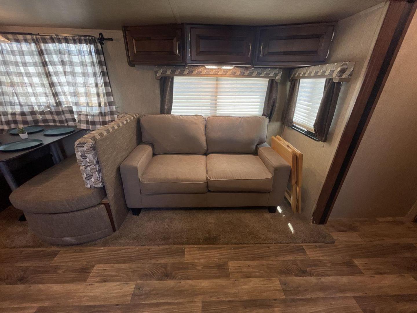 2018 BLACK KEYSTONE RV OUTBACK 325BH (4YDT32520JB) , Length: 37.42 ft. | Dry Weight: 8,428 lbs. | Gross Weight: 10,500 lbs. | Slides: 3 transmission, located at 4319 N Main St, Cleburne, TX, 76033, (817) 678-5133, 32.385960, -97.391212 - With the 2018 Keystone RV Outback 325BH Travel Trailer, unleash your spirit of adventure. Designed to provide families or groups with a roomy and cozy home on wheels, this travel trailer blends contemporary conveniences with tough durability to create a remarkable travel experience. The dimension - Photo#12