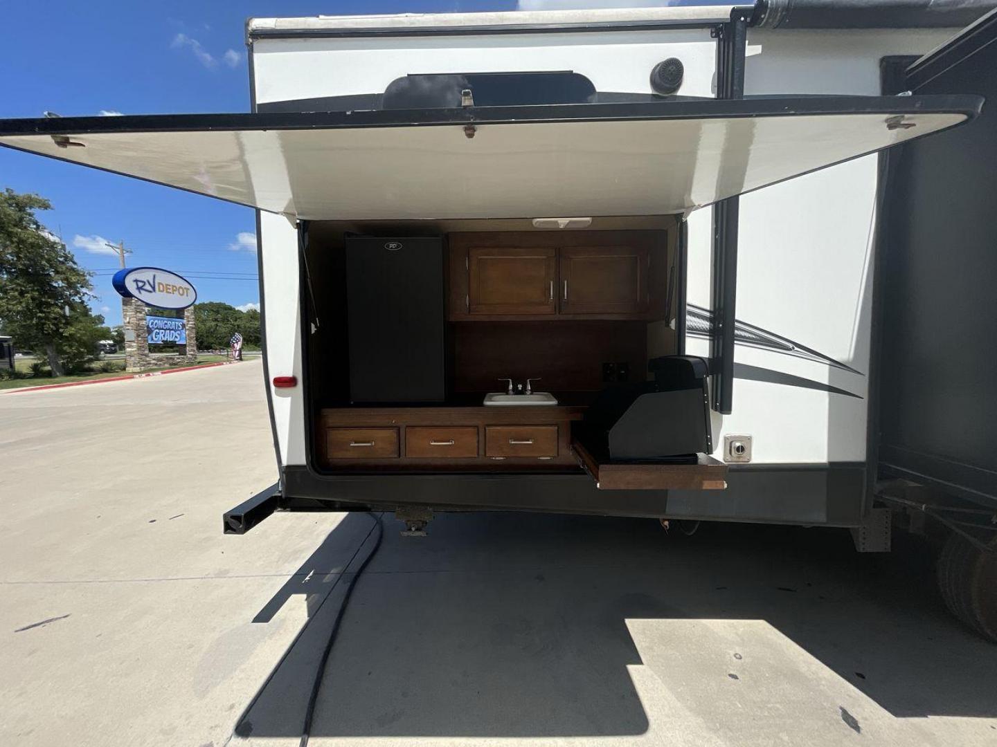 2018 BLACK KEYSTONE RV OUTBACK 325BH (4YDT32520JB) , Length: 37.42 ft. | Dry Weight: 8,428 lbs. | Gross Weight: 10,500 lbs. | Slides: 3 transmission, located at 4319 N Main St, Cleburne, TX, 76033, (817) 678-5133, 32.385960, -97.391212 - With the 2018 Keystone RV Outback 325BH Travel Trailer, unleash your spirit of adventure. Designed to provide families or groups with a roomy and cozy home on wheels, this travel trailer blends contemporary conveniences with tough durability to create a remarkable travel experience. The dimension - Photo#22