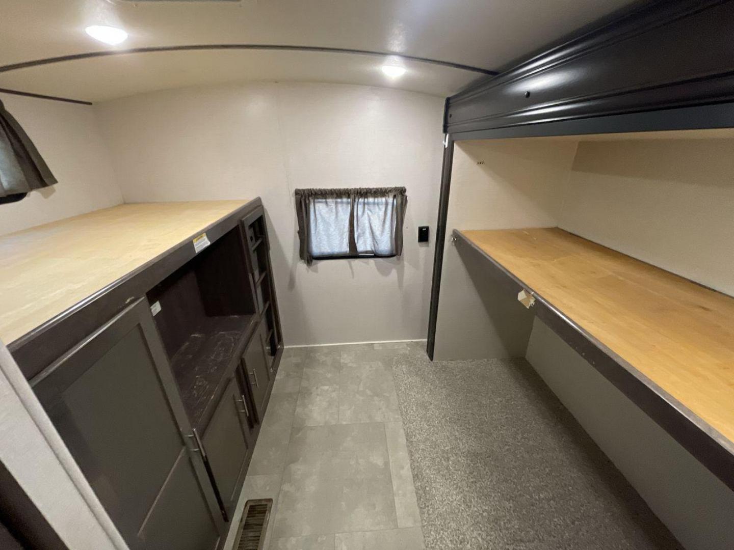 2018 KEYSTONE RV SUNSET TRAIL 331BH (4YDT3312XJ5) , Length: 37.5 ft. | Dry Weight: 7,186 lbs. | Gross Weight: 9,735 lbs. | Slides: 3 transmission, located at 4319 N Main St, Cleburne, TX, 76033, (817) 678-5133, 32.385960, -97.391212 - Board this 2018 Keystone Sunset Trail 331BH to your family's dream destination and enjoy all the fantastic amenities it has to offer! It measures 37.5 ft. in length and 11.17 ft. in height. It has a dry weight of 7,186 lbs. with a hitch weight of 936 lbs. Its exterior is white with black graphics. I - Photo#19