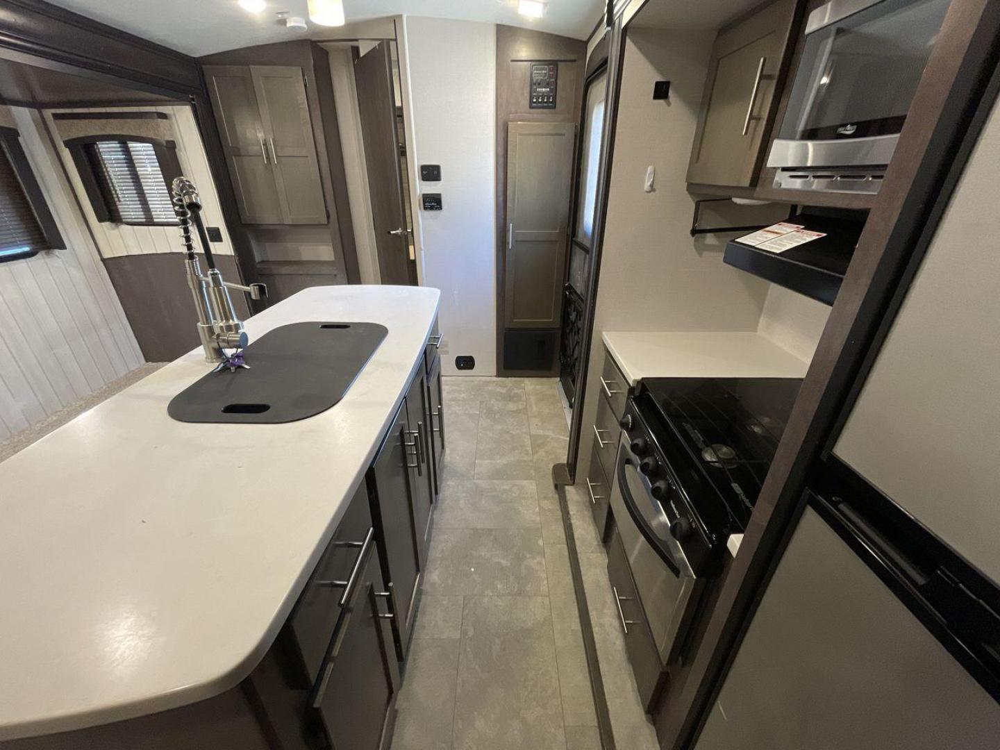 2018 KEYSTONE RV SUNSET TRAIL 331BH (4YDT3312XJ5) , Length: 37.5 ft. | Dry Weight: 7,186 lbs. | Gross Weight: 9,735 lbs. | Slides: 3 transmission, located at 4319 N Main St, Cleburne, TX, 76033, (817) 678-5133, 32.385960, -97.391212 - Board this 2018 Keystone Sunset Trail 331BH to your family's dream destination and enjoy all the fantastic amenities it has to offer! It measures 37.5 ft. in length and 11.17 ft. in height. It has a dry weight of 7,186 lbs. with a hitch weight of 936 lbs. Its exterior is white with black graphics. I - Photo#21