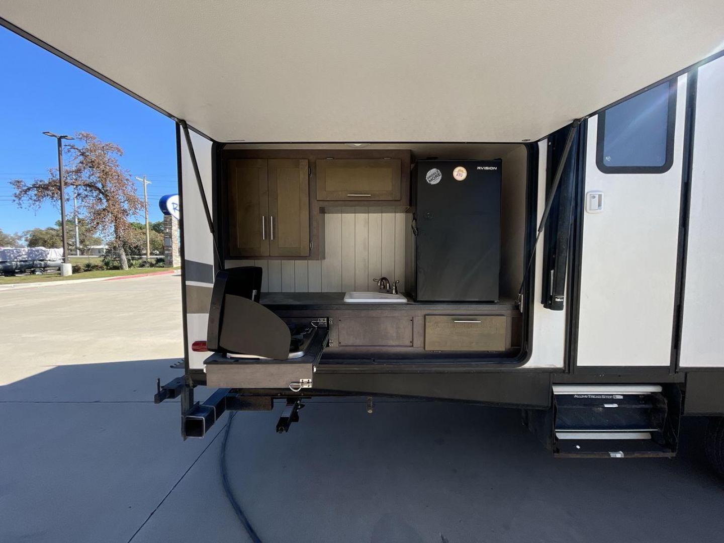 2018 KEYSTONE RV SUNSET TRAIL 331BH (4YDT3312XJ5) , Length: 37.5 ft. | Dry Weight: 7,186 lbs. | Gross Weight: 9,735 lbs. | Slides: 3 transmission, located at 4319 N Main St, Cleburne, TX, 76033, (817) 678-5133, 32.385960, -97.391212 - Board this 2018 Keystone Sunset Trail 331BH to your family's dream destination and enjoy all the fantastic amenities it has to offer! It measures 37.5 ft. in length and 11.17 ft. in height. It has a dry weight of 7,186 lbs. with a hitch weight of 936 lbs. Its exterior is white with black graphics. I - Photo#23