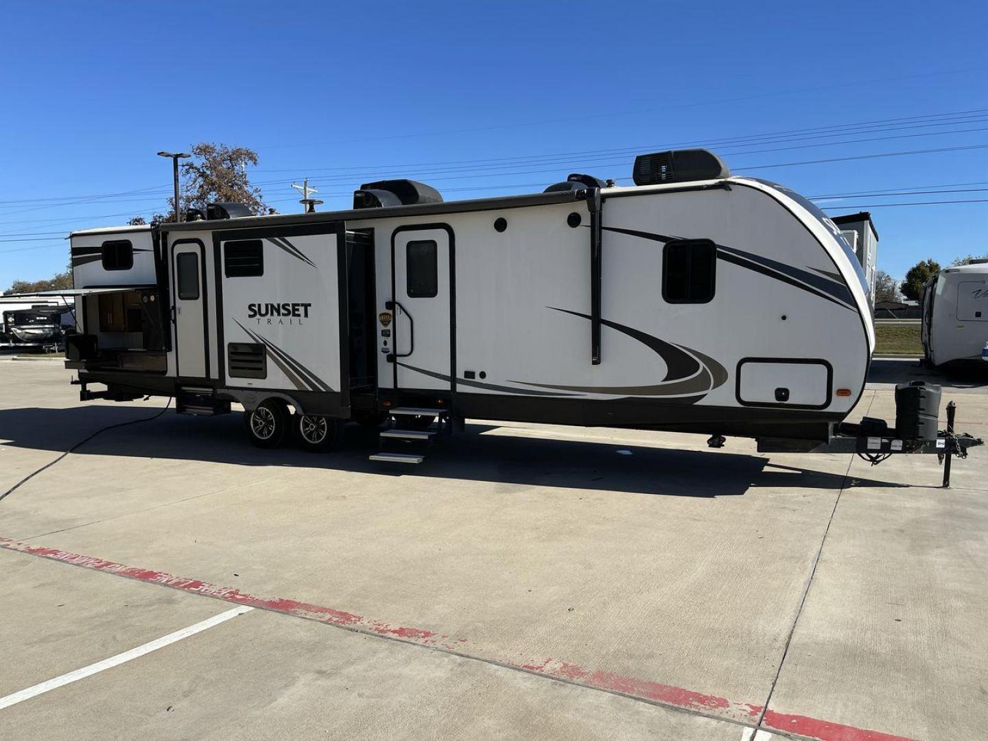 2018 KEYSTONE RV SUNSET TRAIL 331BH (4YDT3312XJ5) , Length: 37.5 ft. | Dry Weight: 7,186 lbs. | Gross Weight: 9,735 lbs. | Slides: 3 transmission, located at 4319 N Main St, Cleburne, TX, 76033, (817) 678-5133, 32.385960, -97.391212 - Board this 2018 Keystone Sunset Trail 331BH to your family's dream destination and enjoy all the fantastic amenities it has to offer! It measures 37.5 ft. in length and 11.17 ft. in height. It has a dry weight of 7,186 lbs. with a hitch weight of 936 lbs. Its exterior is white with black graphics. I - Photo#25