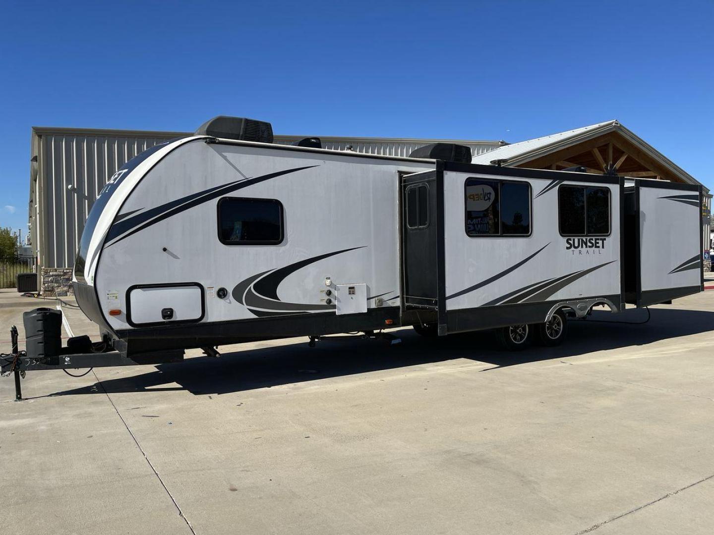 2018 KEYSTONE RV SUNSET TRAIL 331BH (4YDT3312XJ5) , Length: 37.5 ft. | Dry Weight: 7,186 lbs. | Gross Weight: 9,735 lbs. | Slides: 3 transmission, located at 4319 N Main St, Cleburne, TX, 76033, (817) 678-5133, 32.385960, -97.391212 - Board this 2018 Keystone Sunset Trail 331BH to your family's dream destination and enjoy all the fantastic amenities it has to offer! It measures 37.5 ft. in length and 11.17 ft. in height. It has a dry weight of 7,186 lbs. with a hitch weight of 936 lbs. Its exterior is white with black graphics. I - Photo#26