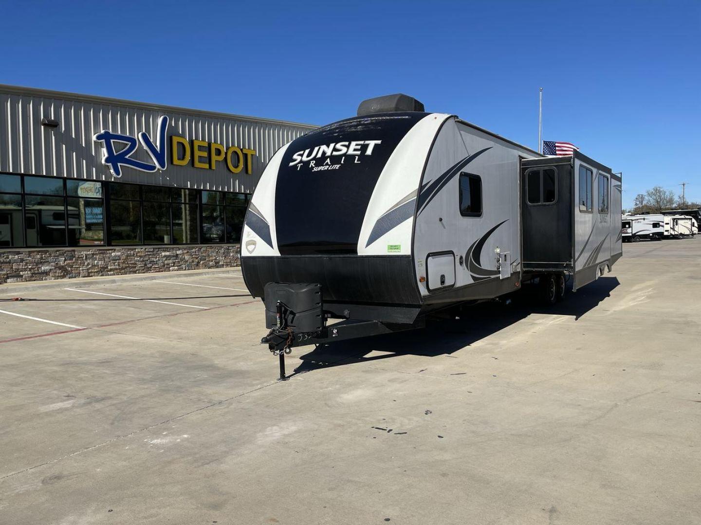 2018 KEYSTONE RV SUNSET TRAIL 331BH (4YDT3312XJ5) , Length: 37.5 ft. | Dry Weight: 7,186 lbs. | Gross Weight: 9,735 lbs. | Slides: 3 transmission, located at 4319 N Main St, Cleburne, TX, 76033, (817) 678-5133, 32.385960, -97.391212 - Board this 2018 Keystone Sunset Trail 331BH to your family's dream destination and enjoy all the fantastic amenities it has to offer! It measures 37.5 ft. in length and 11.17 ft. in height. It has a dry weight of 7,186 lbs. with a hitch weight of 936 lbs. Its exterior is white with black graphics. I - Photo#0