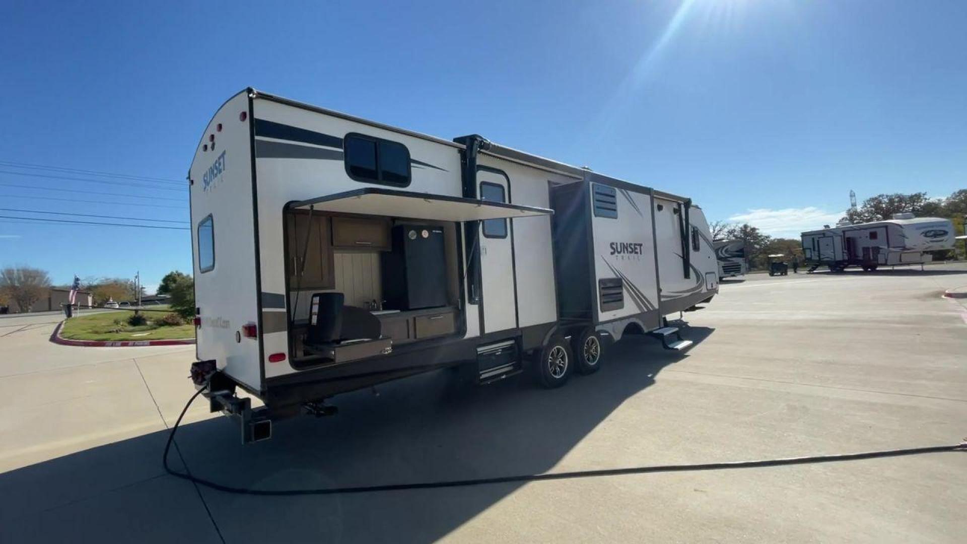 2018 KEYSTONE RV SUNSET TRAIL 331BH (4YDT3312XJ5) , Length: 37.5 ft. | Dry Weight: 7,186 lbs. | Gross Weight: 9,735 lbs. | Slides: 3 transmission, located at 4319 N Main St, Cleburne, TX, 76033, (817) 678-5133, 32.385960, -97.391212 - Board this 2018 Keystone Sunset Trail 331BH to your family's dream destination and enjoy all the fantastic amenities it has to offer! It measures 37.5 ft. in length and 11.17 ft. in height. It has a dry weight of 7,186 lbs. with a hitch weight of 936 lbs. Its exterior is white with black graphics. I - Photo#1