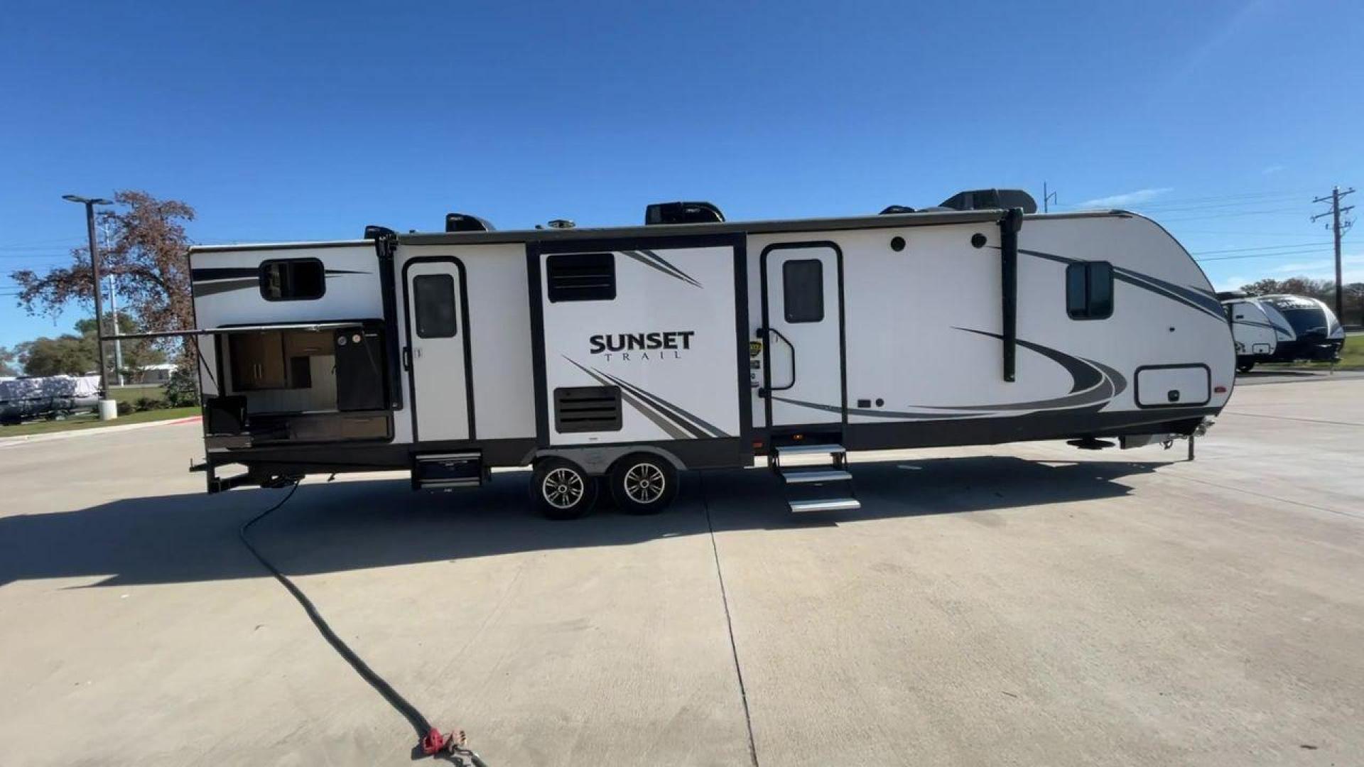 2018 KEYSTONE RV SUNSET TRAIL 331BH (4YDT3312XJ5) , Length: 37.5 ft. | Dry Weight: 7,186 lbs. | Gross Weight: 9,735 lbs. | Slides: 3 transmission, located at 4319 N Main St, Cleburne, TX, 76033, (817) 678-5133, 32.385960, -97.391212 - Board this 2018 Keystone Sunset Trail 331BH to your family's dream destination and enjoy all the fantastic amenities it has to offer! It measures 37.5 ft. in length and 11.17 ft. in height. It has a dry weight of 7,186 lbs. with a hitch weight of 936 lbs. Its exterior is white with black graphics. I - Photo#2