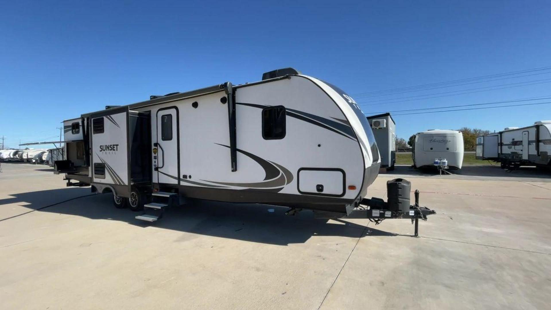 2018 KEYSTONE RV SUNSET TRAIL 331BH (4YDT3312XJ5) , Length: 37.5 ft. | Dry Weight: 7,186 lbs. | Gross Weight: 9,735 lbs. | Slides: 3 transmission, located at 4319 N Main St, Cleburne, TX, 76033, (817) 678-5133, 32.385960, -97.391212 - Board this 2018 Keystone Sunset Trail 331BH to your family's dream destination and enjoy all the fantastic amenities it has to offer! It measures 37.5 ft. in length and 11.17 ft. in height. It has a dry weight of 7,186 lbs. with a hitch weight of 936 lbs. Its exterior is white with black graphics. I - Photo#3