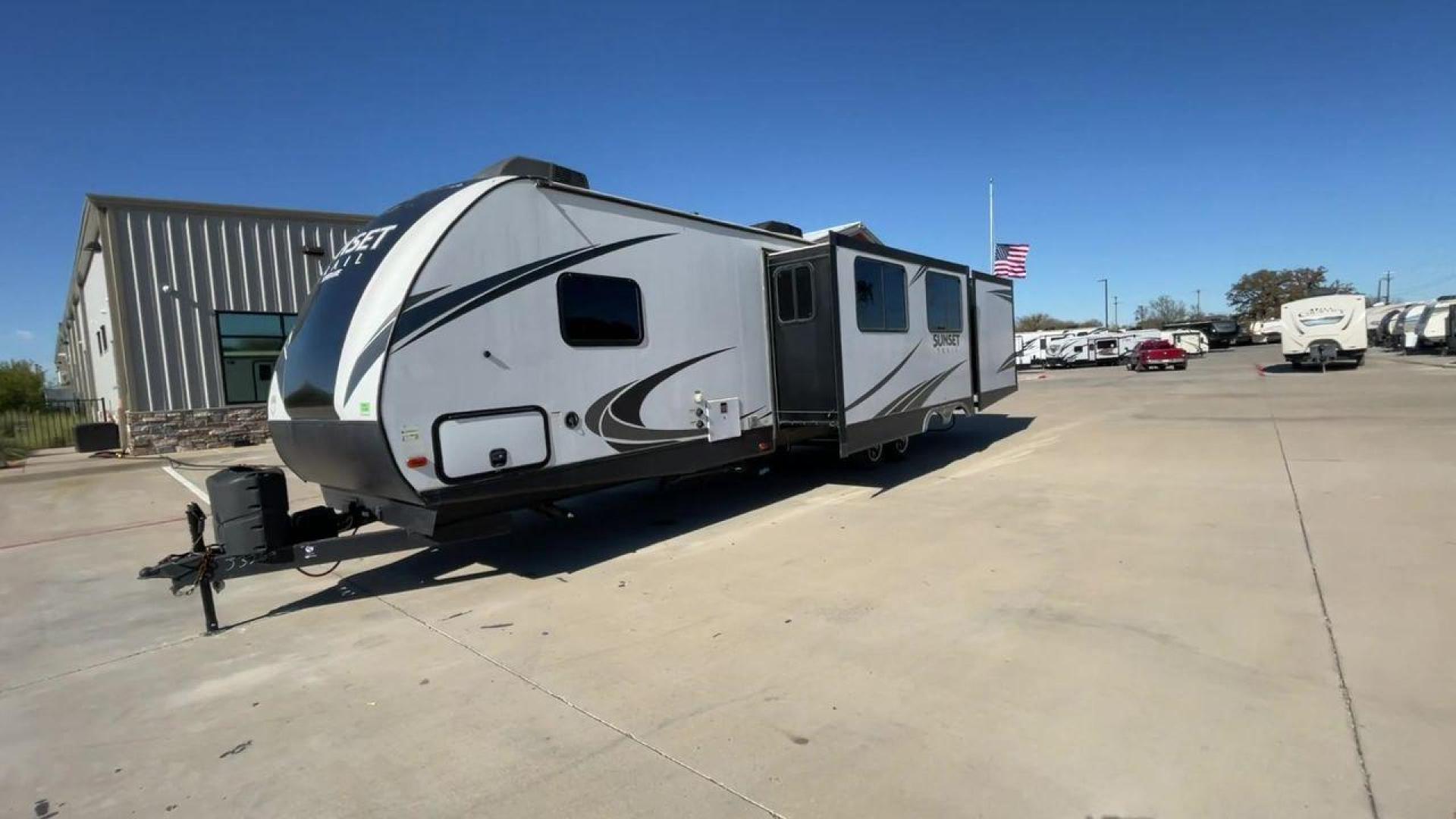 2018 KEYSTONE RV SUNSET TRAIL 331BH (4YDT3312XJ5) , Length: 37.5 ft. | Dry Weight: 7,186 lbs. | Gross Weight: 9,735 lbs. | Slides: 3 transmission, located at 4319 N Main St, Cleburne, TX, 76033, (817) 678-5133, 32.385960, -97.391212 - Board this 2018 Keystone Sunset Trail 331BH to your family's dream destination and enjoy all the fantastic amenities it has to offer! It measures 37.5 ft. in length and 11.17 ft. in height. It has a dry weight of 7,186 lbs. with a hitch weight of 936 lbs. Its exterior is white with black graphics. I - Photo#5