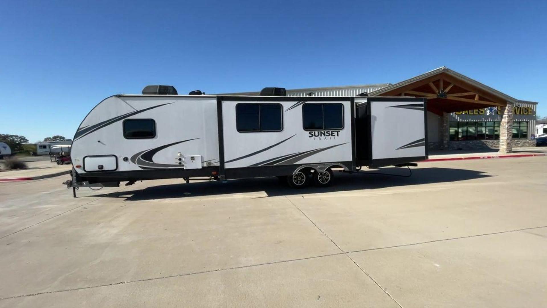 2018 KEYSTONE RV SUNSET TRAIL 331BH (4YDT3312XJ5) , Length: 37.5 ft. | Dry Weight: 7,186 lbs. | Gross Weight: 9,735 lbs. | Slides: 3 transmission, located at 4319 N Main St, Cleburne, TX, 76033, (817) 678-5133, 32.385960, -97.391212 - Board this 2018 Keystone Sunset Trail 331BH to your family's dream destination and enjoy all the fantastic amenities it has to offer! It measures 37.5 ft. in length and 11.17 ft. in height. It has a dry weight of 7,186 lbs. with a hitch weight of 936 lbs. Its exterior is white with black graphics. I - Photo#6