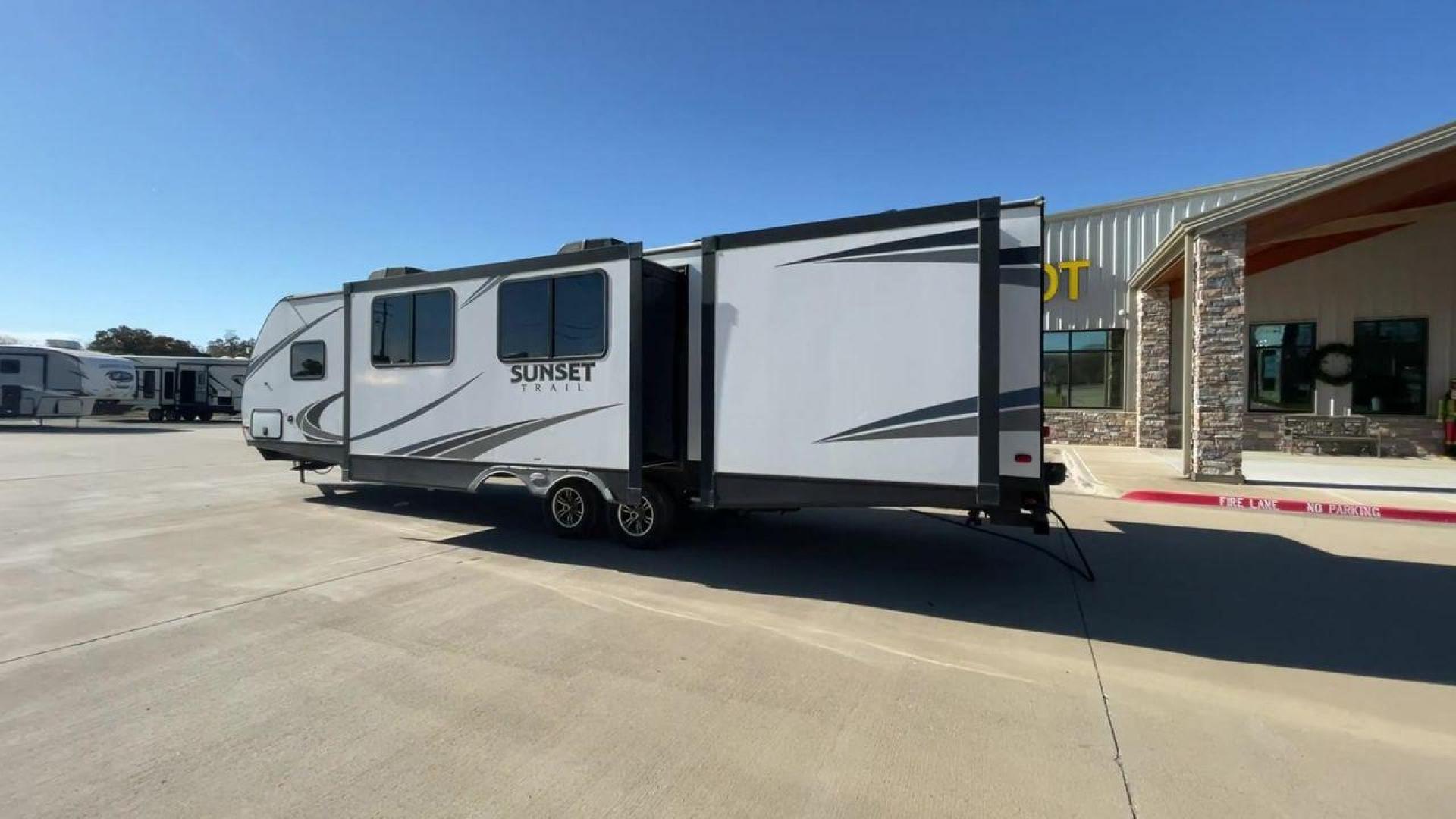 2018 KEYSTONE RV SUNSET TRAIL 331BH (4YDT3312XJ5) , Length: 37.5 ft. | Dry Weight: 7,186 lbs. | Gross Weight: 9,735 lbs. | Slides: 3 transmission, located at 4319 N Main St, Cleburne, TX, 76033, (817) 678-5133, 32.385960, -97.391212 - Board this 2018 Keystone Sunset Trail 331BH to your family's dream destination and enjoy all the fantastic amenities it has to offer! It measures 37.5 ft. in length and 11.17 ft. in height. It has a dry weight of 7,186 lbs. with a hitch weight of 936 lbs. Its exterior is white with black graphics. I - Photo#7