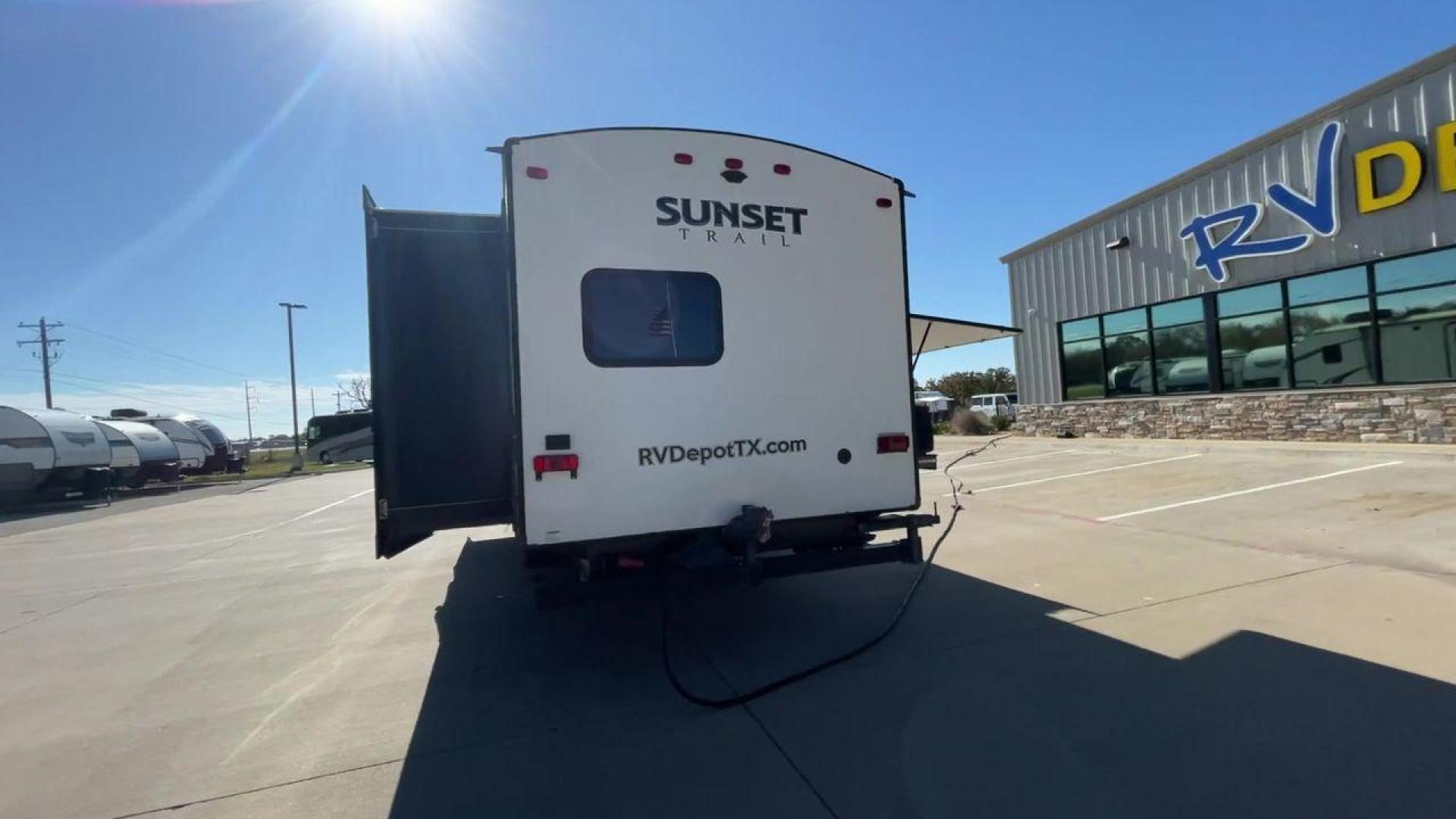 2018 KEYSTONE RV SUNSET TRAIL 331BH (4YDT3312XJ5) , Length: 37.5 ft. | Dry Weight: 7,186 lbs. | Gross Weight: 9,735 lbs. | Slides: 3 transmission, located at 4319 N Main St, Cleburne, TX, 76033, (817) 678-5133, 32.385960, -97.391212 - Board this 2018 Keystone Sunset Trail 331BH to your family's dream destination and enjoy all the fantastic amenities it has to offer! It measures 37.5 ft. in length and 11.17 ft. in height. It has a dry weight of 7,186 lbs. with a hitch weight of 936 lbs. Its exterior is white with black graphics. I - Photo#8