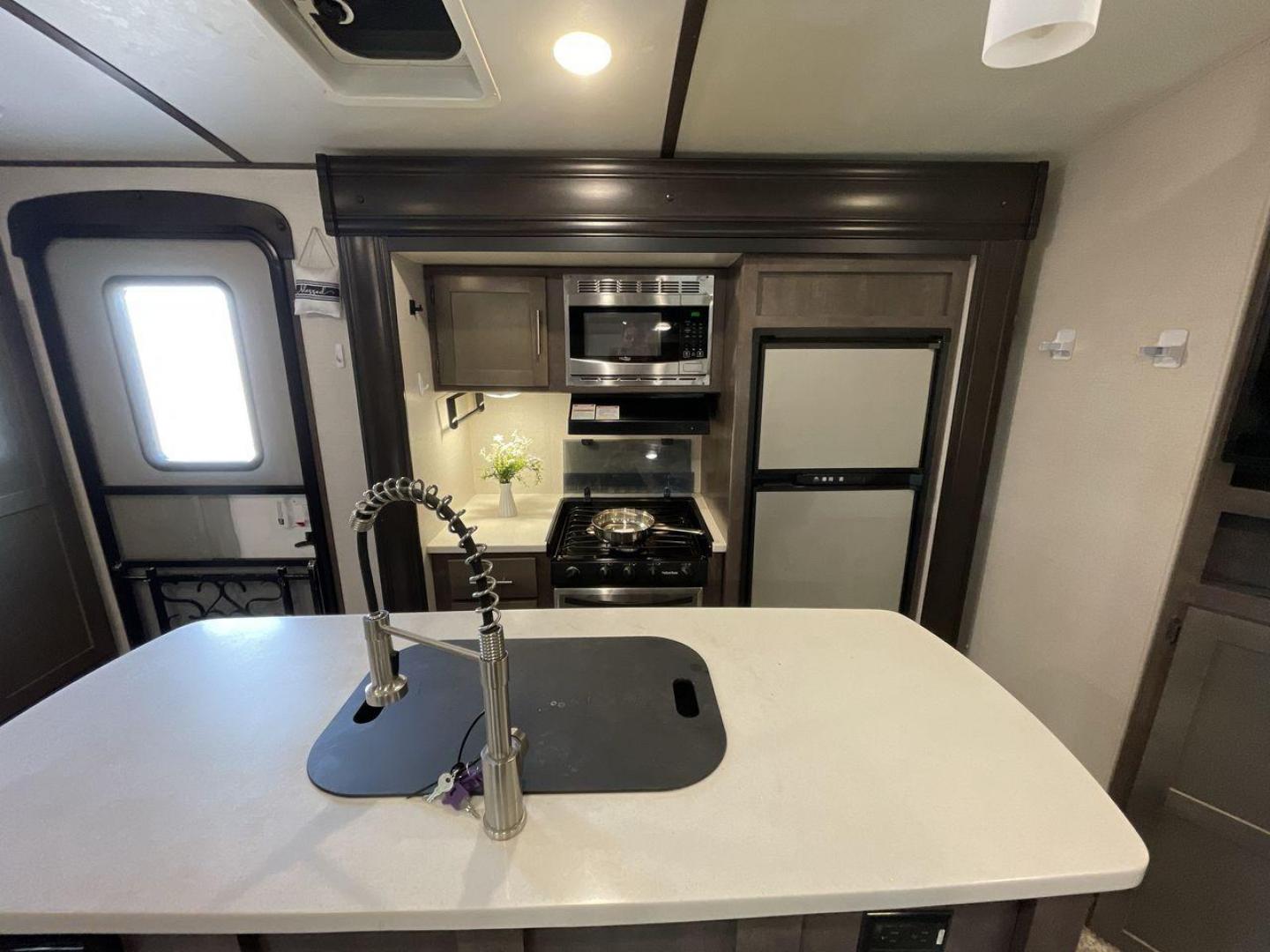 2018 KEYSTONE RV SUNSET TRAIL 331BH (4YDT3312XJ5) , Length: 37.5 ft. | Dry Weight: 7,186 lbs. | Gross Weight: 9,735 lbs. | Slides: 3 transmission, located at 4319 N Main St, Cleburne, TX, 76033, (817) 678-5133, 32.385960, -97.391212 - Board this 2018 Keystone Sunset Trail 331BH to your family's dream destination and enjoy all the fantastic amenities it has to offer! It measures 37.5 ft. in length and 11.17 ft. in height. It has a dry weight of 7,186 lbs. with a hitch weight of 936 lbs. Its exterior is white with black graphics. I - Photo#10