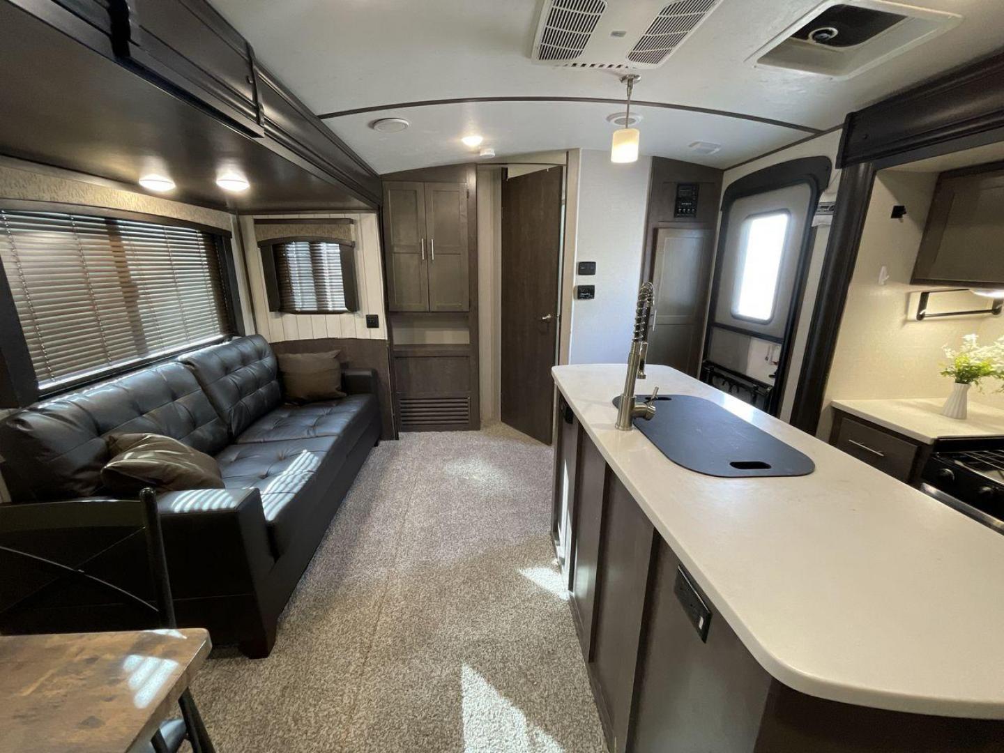 2018 KEYSTONE RV SUNSET TRAIL 331BH (4YDT3312XJ5) , Length: 37.5 ft. | Dry Weight: 7,186 lbs. | Gross Weight: 9,735 lbs. | Slides: 3 transmission, located at 4319 N Main St, Cleburne, TX, 76033, (817) 678-5133, 32.385960, -97.391212 - Board this 2018 Keystone Sunset Trail 331BH to your family's dream destination and enjoy all the fantastic amenities it has to offer! It measures 37.5 ft. in length and 11.17 ft. in height. It has a dry weight of 7,186 lbs. with a hitch weight of 936 lbs. Its exterior is white with black graphics. I - Photo#11