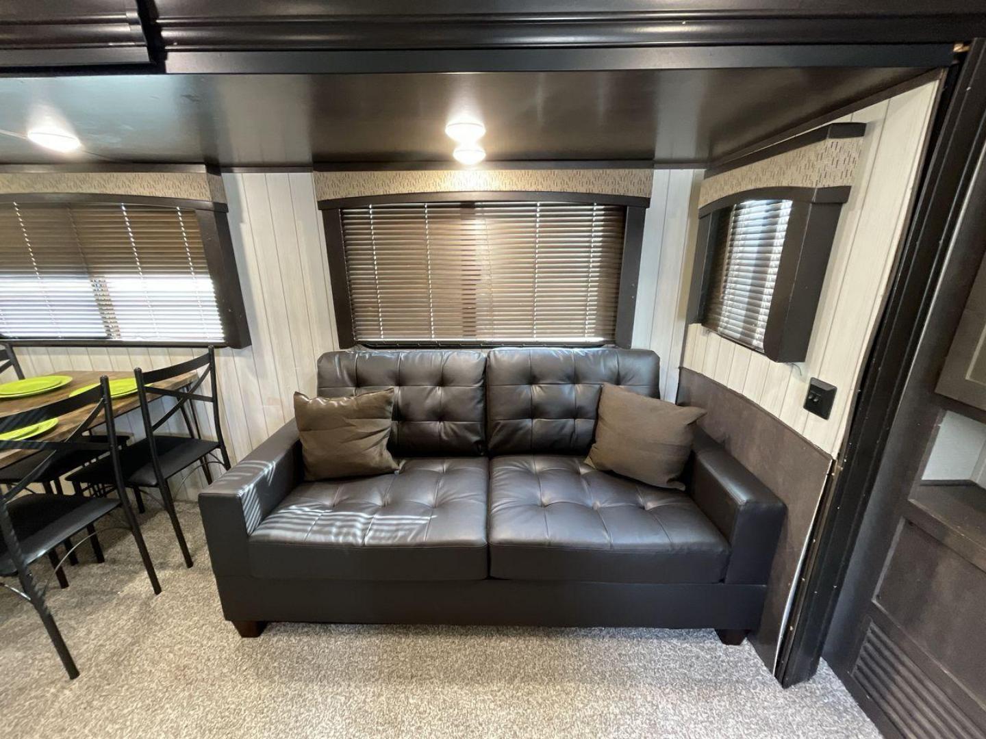 2018 KEYSTONE RV SUNSET TRAIL 331BH (4YDT3312XJ5) , Length: 37.5 ft. | Dry Weight: 7,186 lbs. | Gross Weight: 9,735 lbs. | Slides: 3 transmission, located at 4319 N Main St, Cleburne, TX, 76033, (817) 678-5133, 32.385960, -97.391212 - Board this 2018 Keystone Sunset Trail 331BH to your family's dream destination and enjoy all the fantastic amenities it has to offer! It measures 37.5 ft. in length and 11.17 ft. in height. It has a dry weight of 7,186 lbs. with a hitch weight of 936 lbs. Its exterior is white with black graphics. I - Photo#12