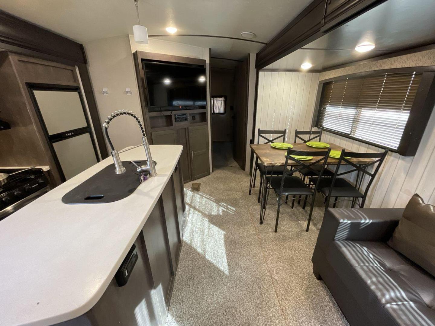 2018 KEYSTONE RV SUNSET TRAIL 331BH (4YDT3312XJ5) , Length: 37.5 ft. | Dry Weight: 7,186 lbs. | Gross Weight: 9,735 lbs. | Slides: 3 transmission, located at 4319 N Main St, Cleburne, TX, 76033, (817) 678-5133, 32.385960, -97.391212 - Board this 2018 Keystone Sunset Trail 331BH to your family's dream destination and enjoy all the fantastic amenities it has to offer! It measures 37.5 ft. in length and 11.17 ft. in height. It has a dry weight of 7,186 lbs. with a hitch weight of 936 lbs. Its exterior is white with black graphics. I - Photo#13