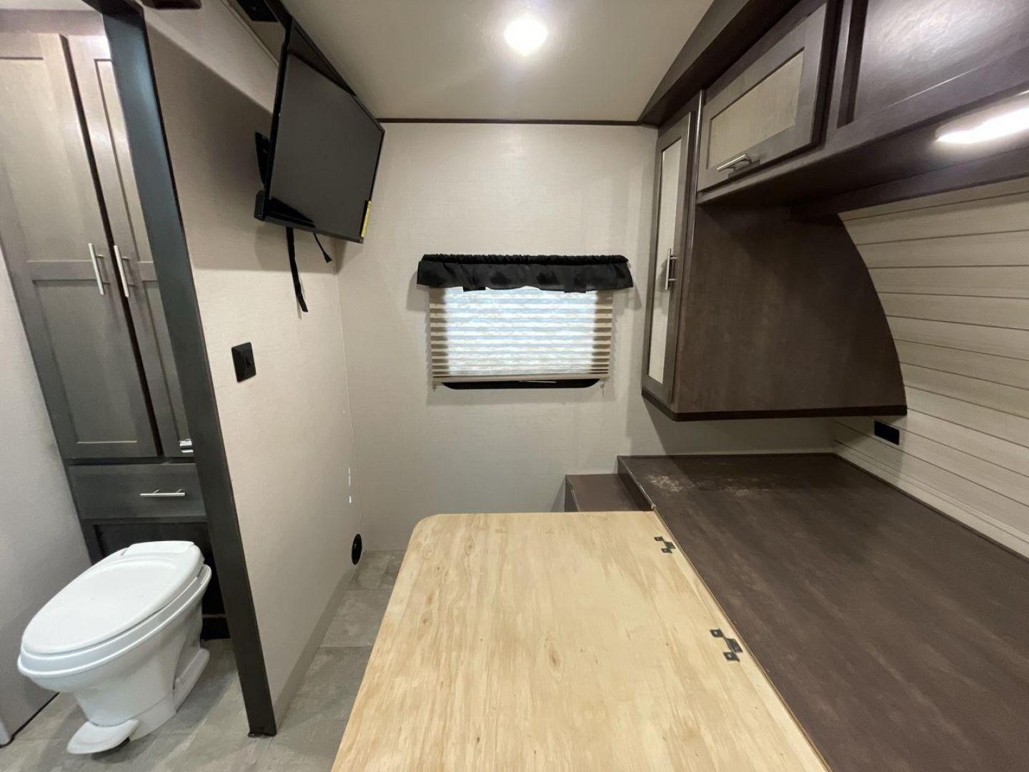 2018 KEYSTONE RV SUNSET TRAIL 331BH (4YDT3312XJ5) , Length: 37.5 ft. | Dry Weight: 7,186 lbs. | Gross Weight: 9,735 lbs. | Slides: 3 transmission, located at 4319 N Main St, Cleburne, TX, 76033, (817) 678-5133, 32.385960, -97.391212 - Board this 2018 Keystone Sunset Trail 331BH to your family's dream destination and enjoy all the fantastic amenities it has to offer! It measures 37.5 ft. in length and 11.17 ft. in height. It has a dry weight of 7,186 lbs. with a hitch weight of 936 lbs. Its exterior is white with black graphics. I - Photo#18