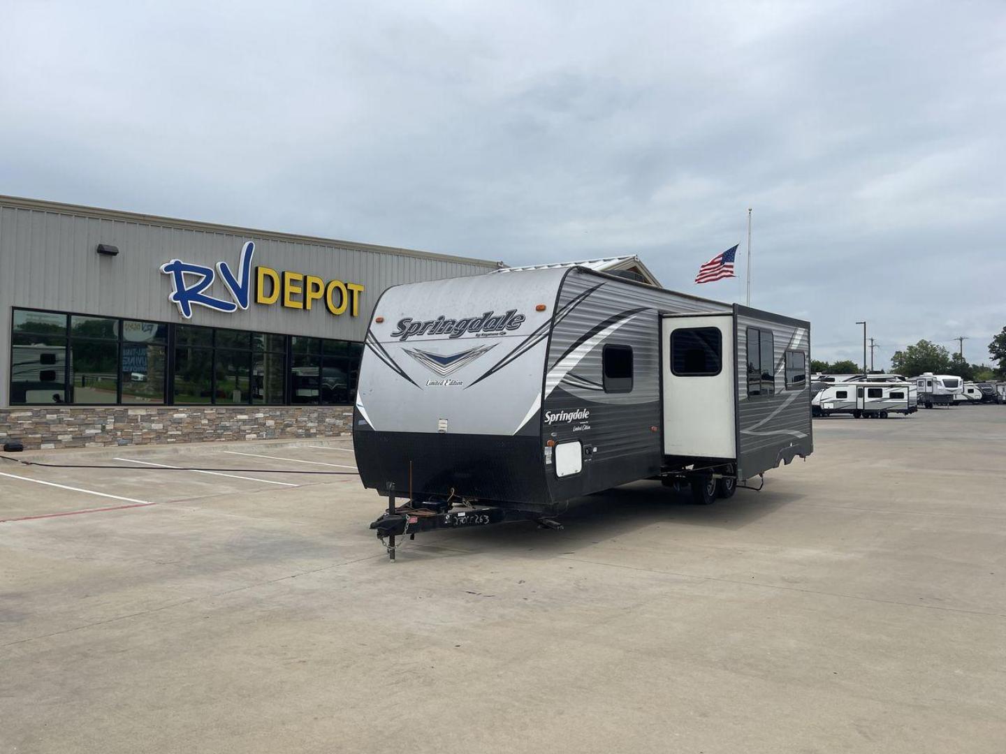 2018 GRAY KEYSTONE SPRINGDALE 270LE (4YDT27025J3) , located at 4319 N Main St, Cleburne, TX, 76033, (817) 678-5133, 32.385960, -97.391212 - Photo#0